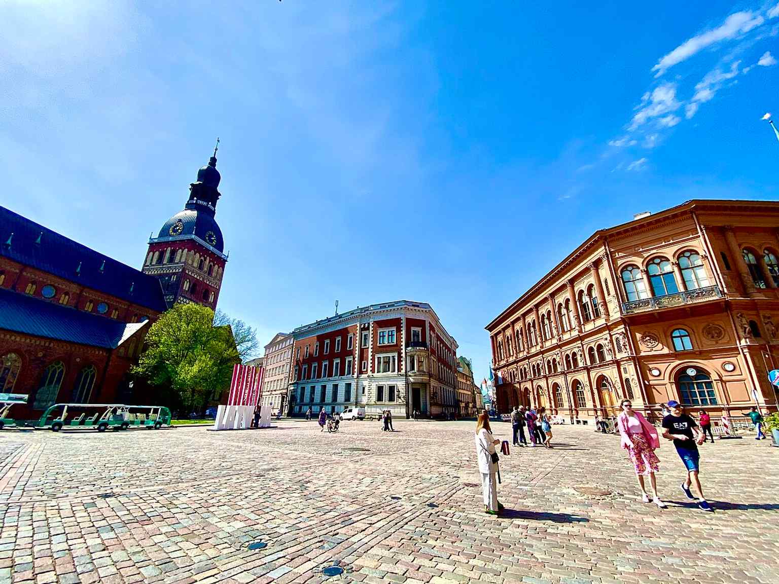 The church from Dome Square, placing St. Peter’s in the heart of Riga Old Town where it has stood since its first mention in 1209.