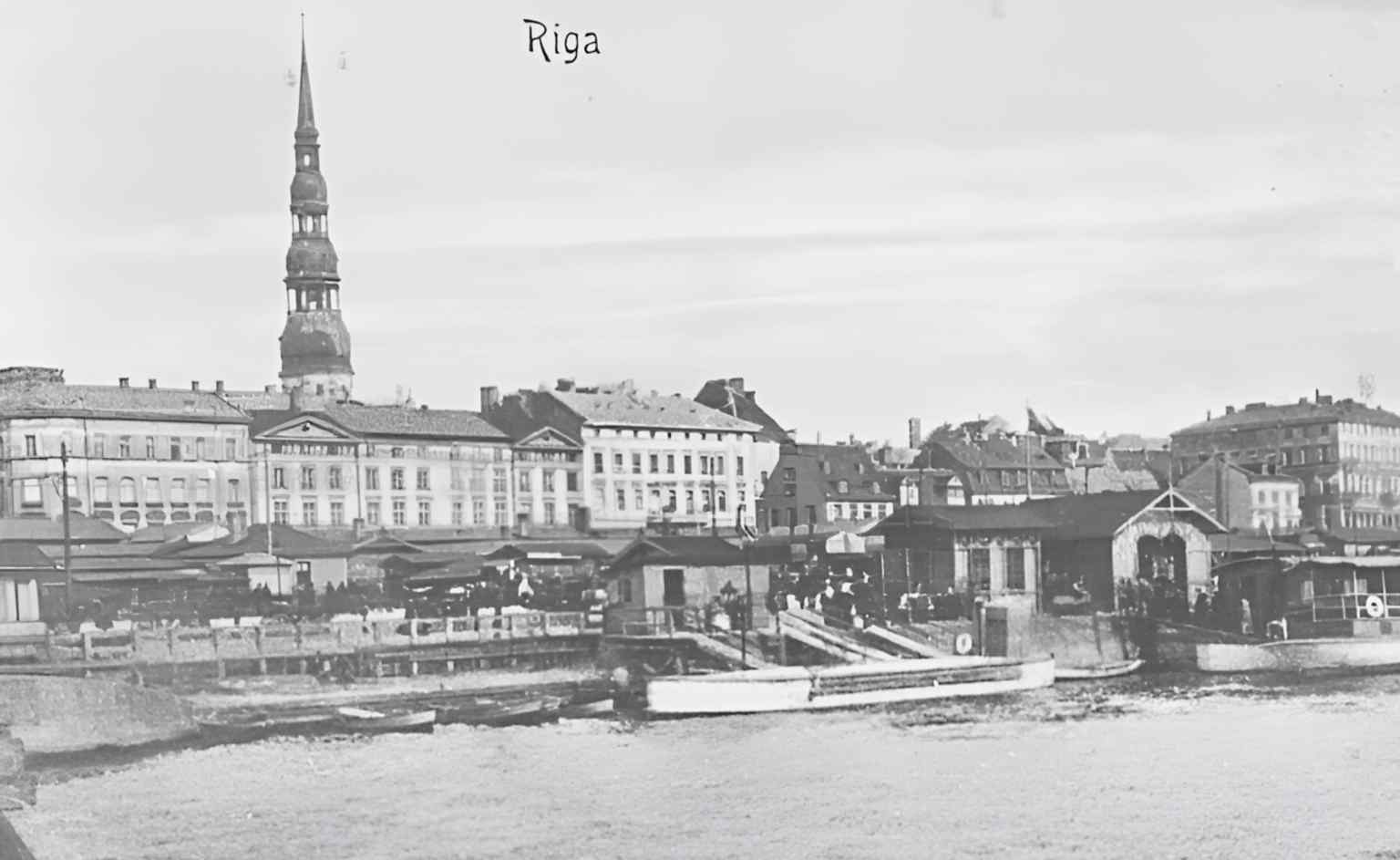 The Riga port and Daugavmala market around 1900–1910, evoking the commercial riverfront that helped make the Old Town a Hanseatic centre.