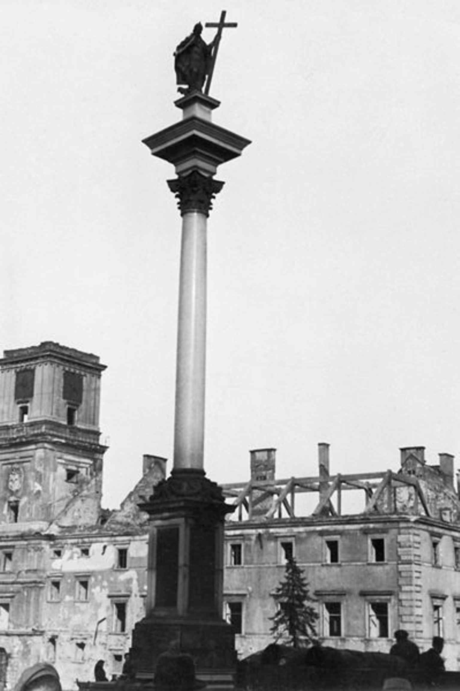 A wartime image of the burned-out castle beside Sigismund’s Column — a stark reminder of the 1939 destruction and loss.