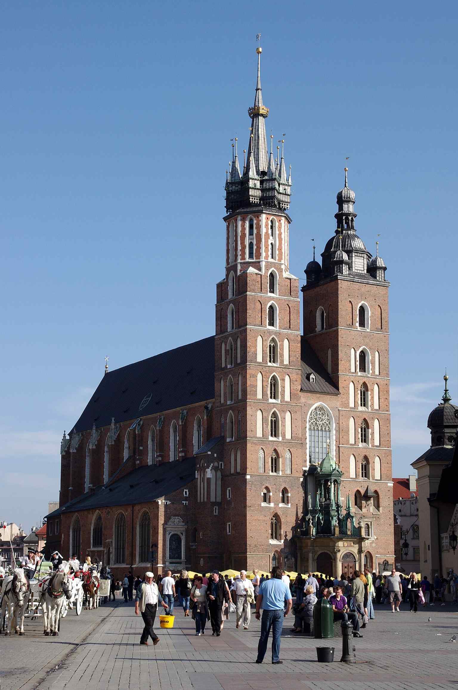 A classic frontal view of St. Mary’s Basilica, where the twin towers and Gothic silhouette dominate Kraków’s Main Market Square.