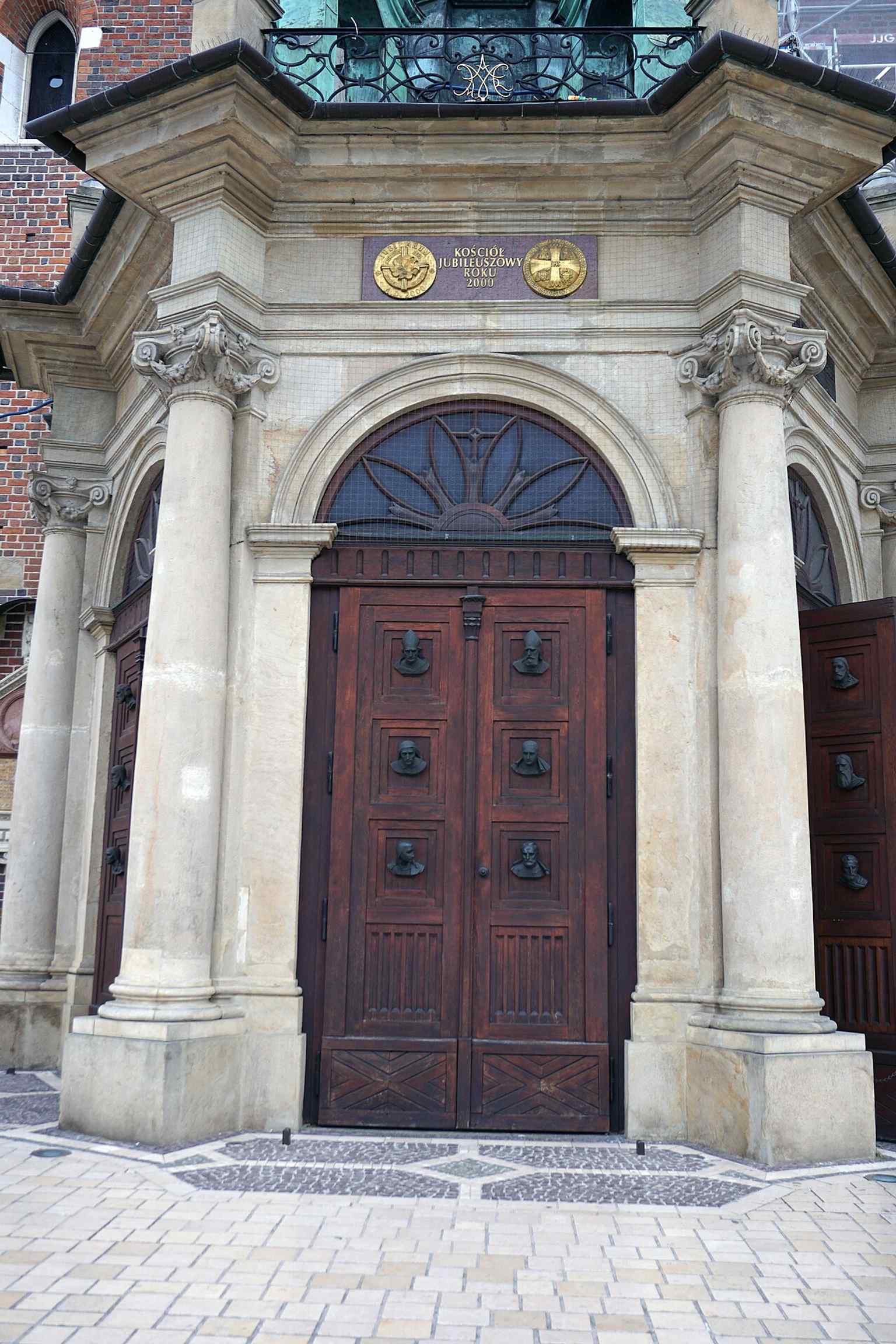 Another contemporary square-side perspective, helpful for showing the basilica’s façade and its place among Kraków’s Old Town buildings.
