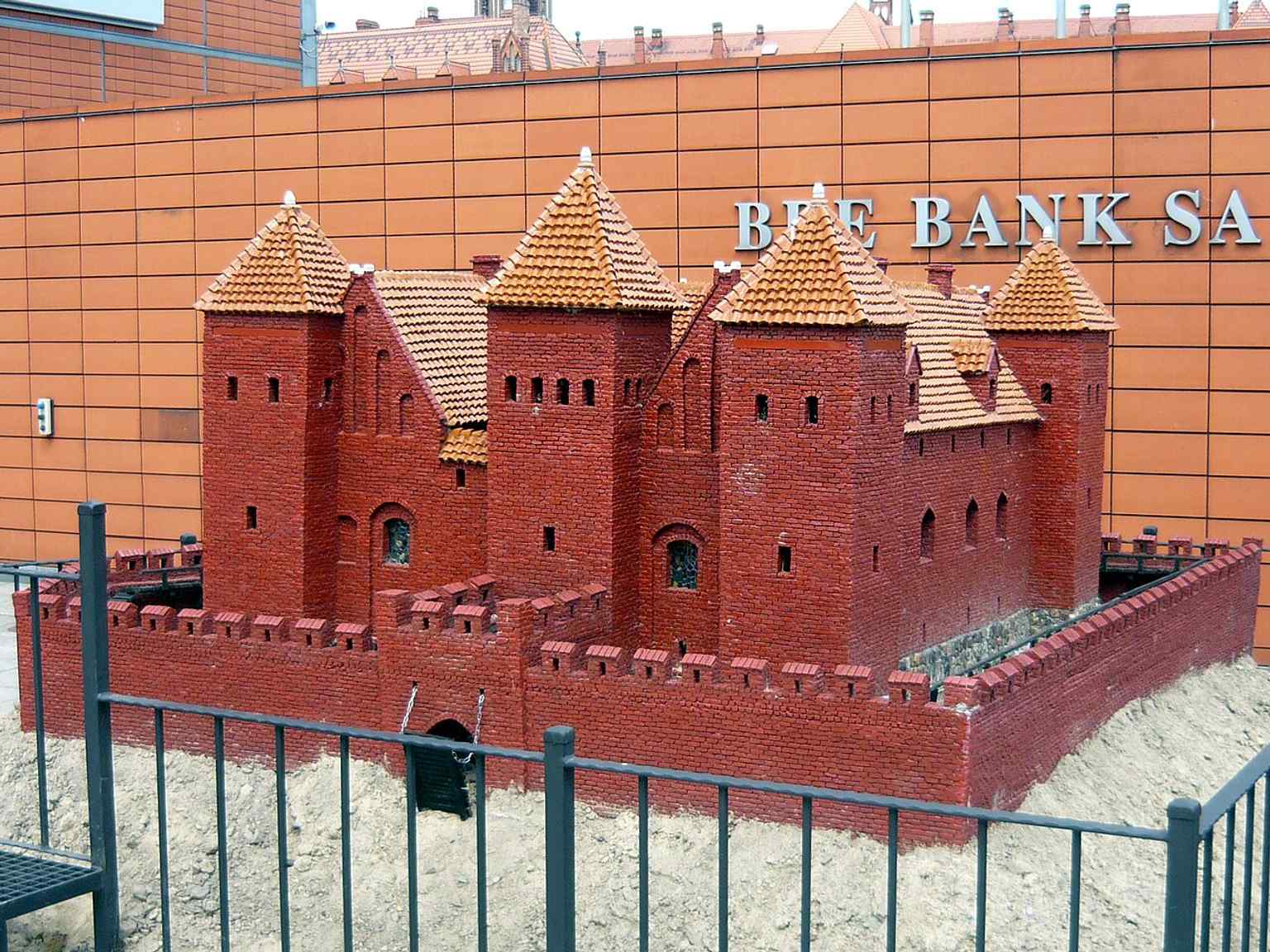 The scale model shows the castle complex in three dimensions, helping visualize the rectangular brick stronghold and its defensive towers.