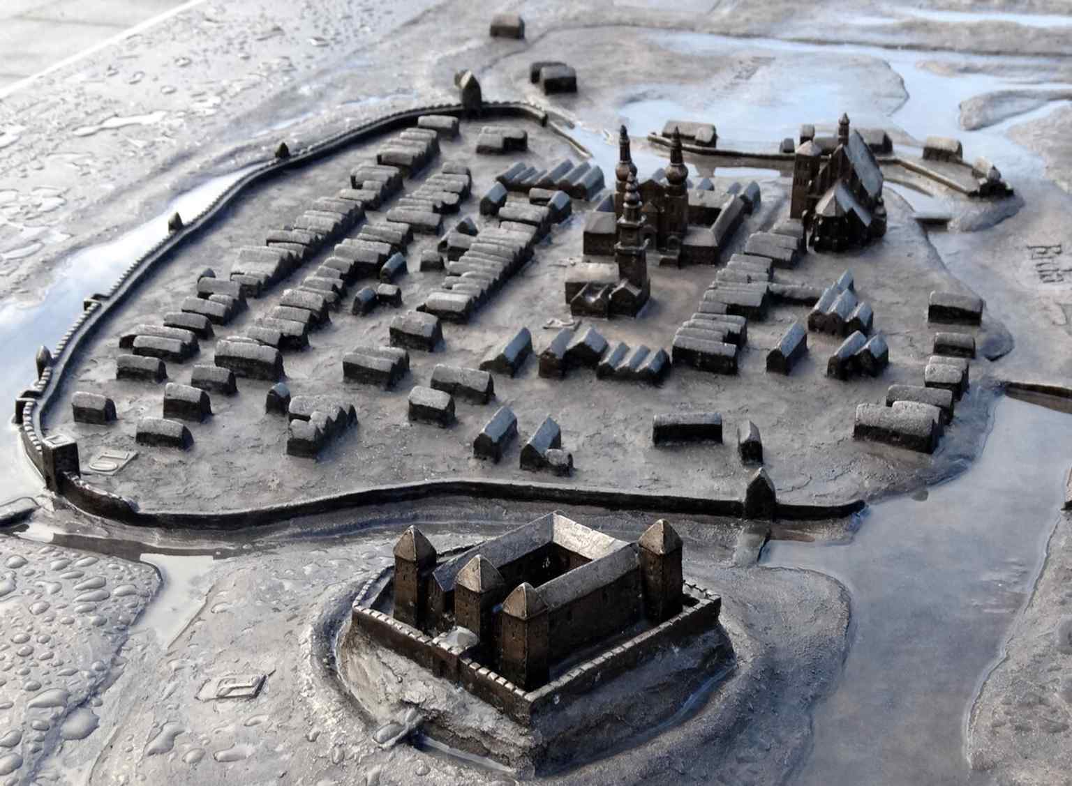 A relief of medieval Bydgoszcz with the castle highlighted, echoing the source’s description of the castle beside the old town and its fortifications.