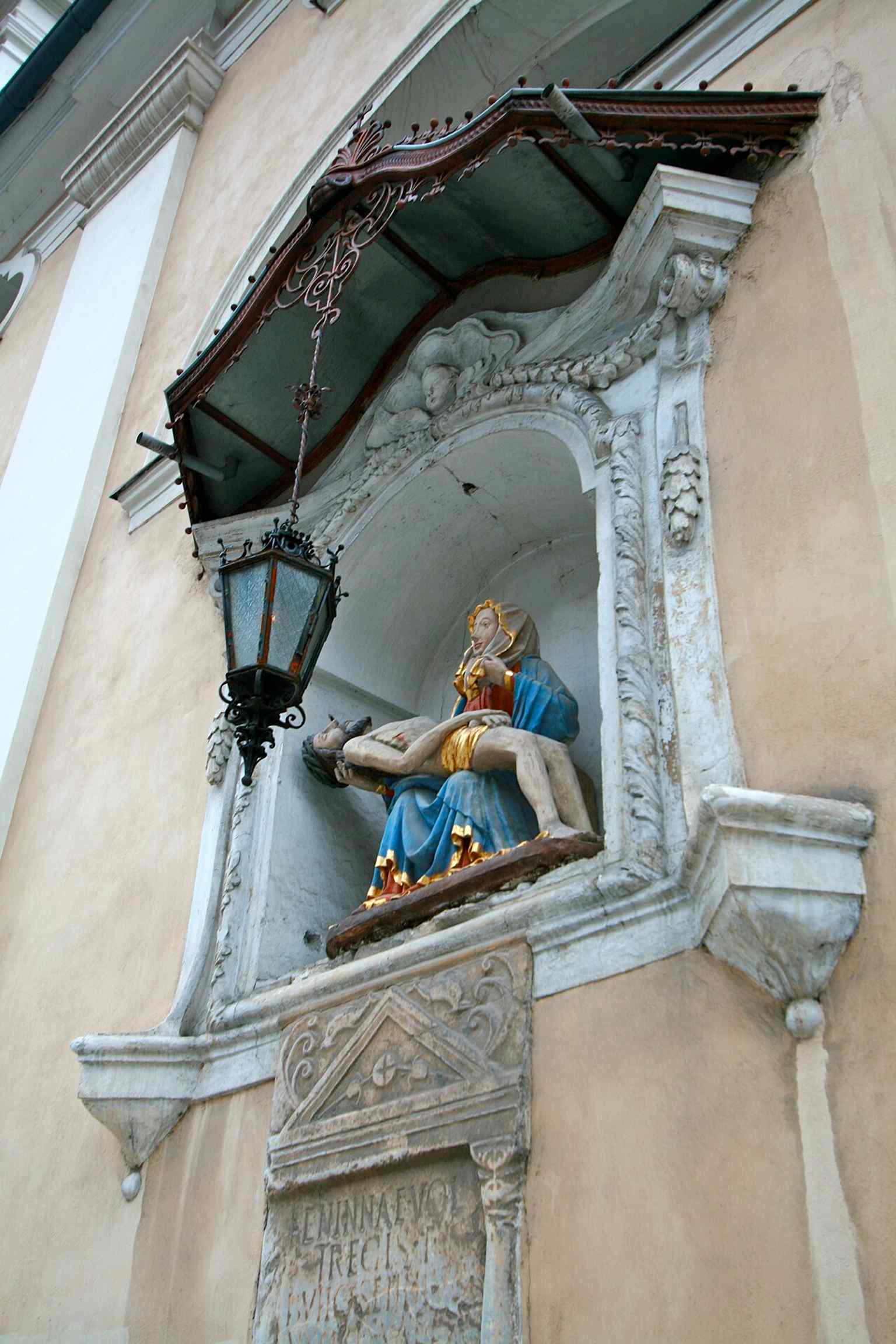 Look closely at the western facade for a plaque with a ceiling boss, a 'Memoria veteris ecclesiae cathedralis' relic from the original Gothic church.