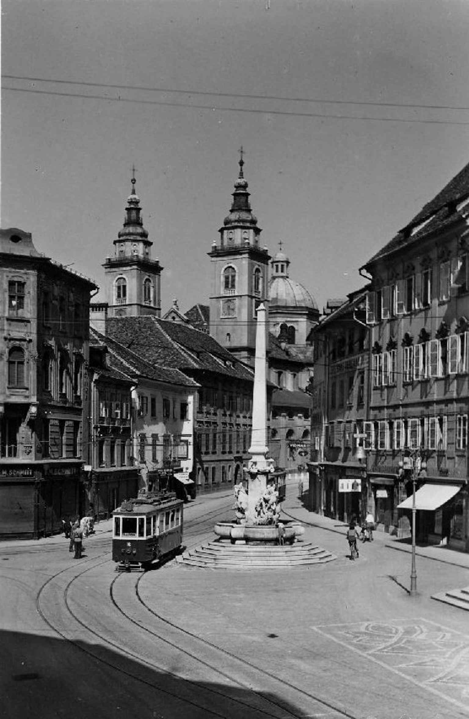 A 1941 postcard showing the fountain in Town Square, decades before the original was moved for preservation.