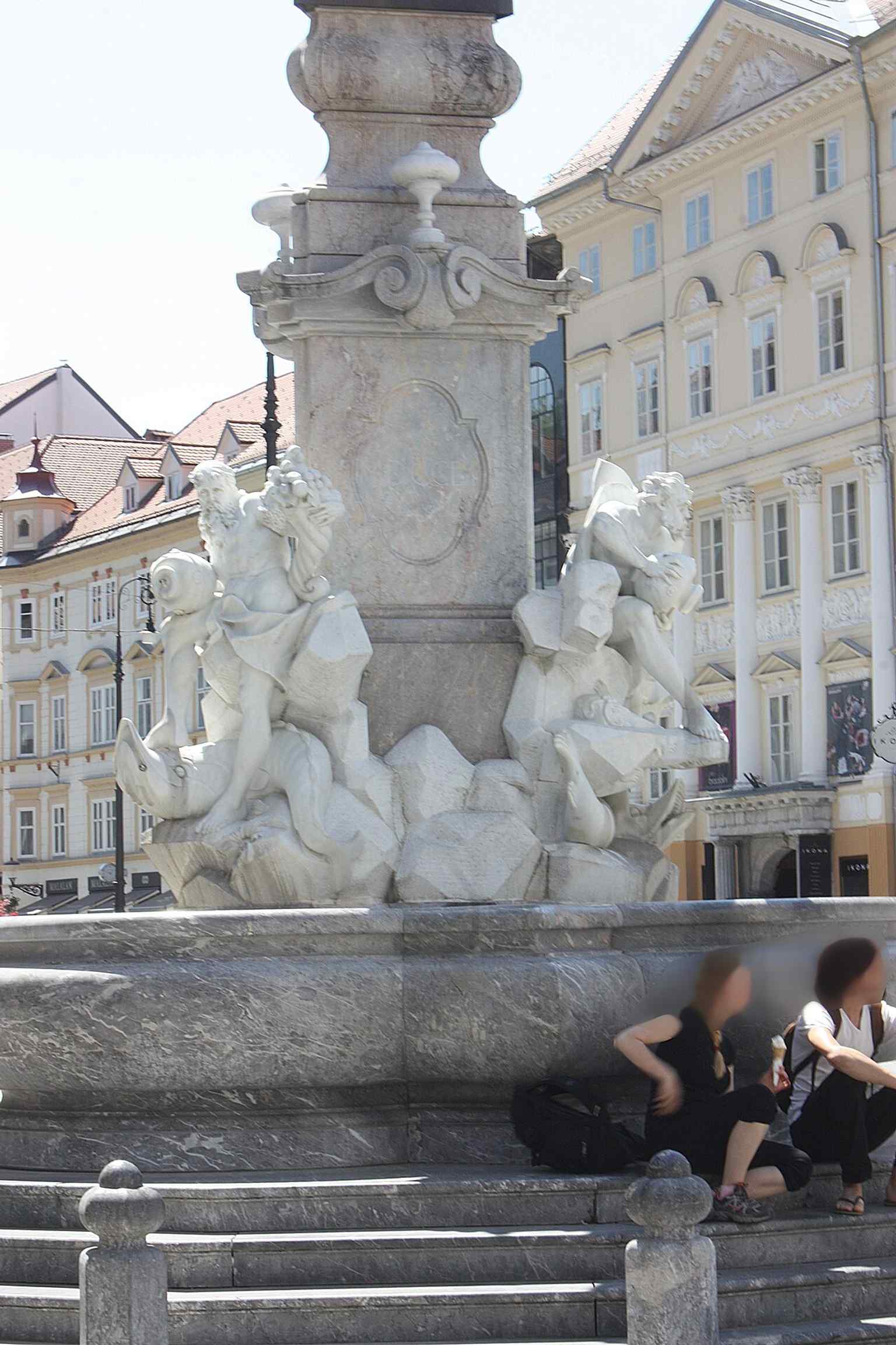 The trefoil-shaped basin above a stepped base represents the Carniolan mountains, a design choice mirroring Ljubljana's ancient three-leaf town seal.