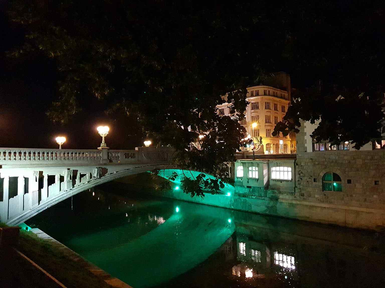 At night, the Dragon Bridge illuminates, showcasing its twenty ornamental lamps that were originally fueled by gas and were considered a pinnacle of urban lighting at the turn of the century.