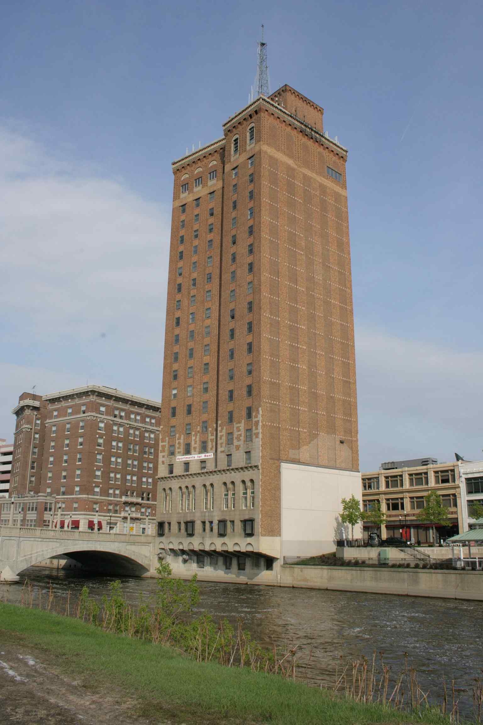 A clear street-level view of Leland Tower on Stolp Island, the 22-story former hotel that once ranked among the tallest buildings in Illinois outside Chicago.