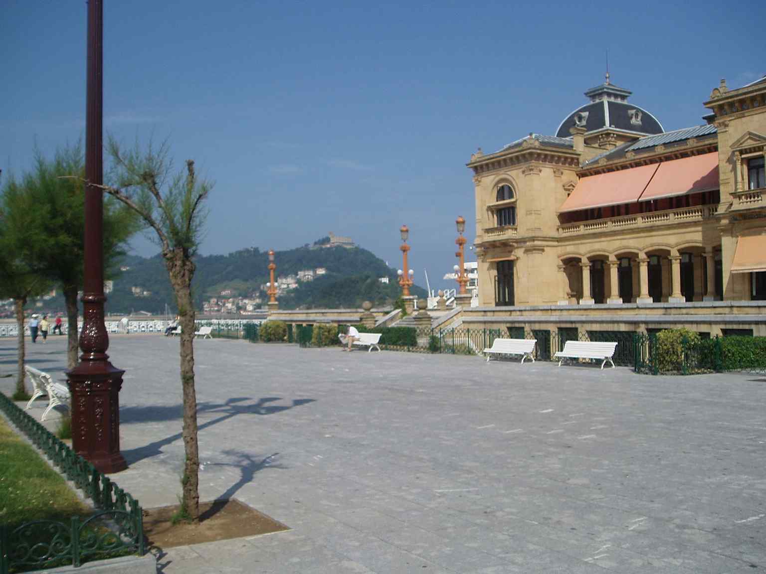 The former casino that became City Hall in 1945, standing by La Concha bay in Alderdi-Eder.