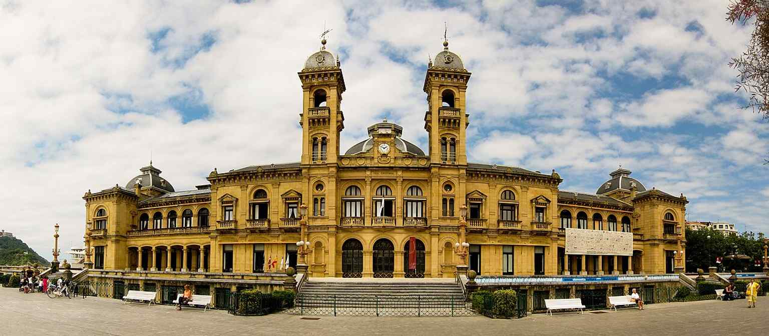 A sweeping panoramic view of the Town Hall and bay, showing why this landmark anchors the waterfront promenade.