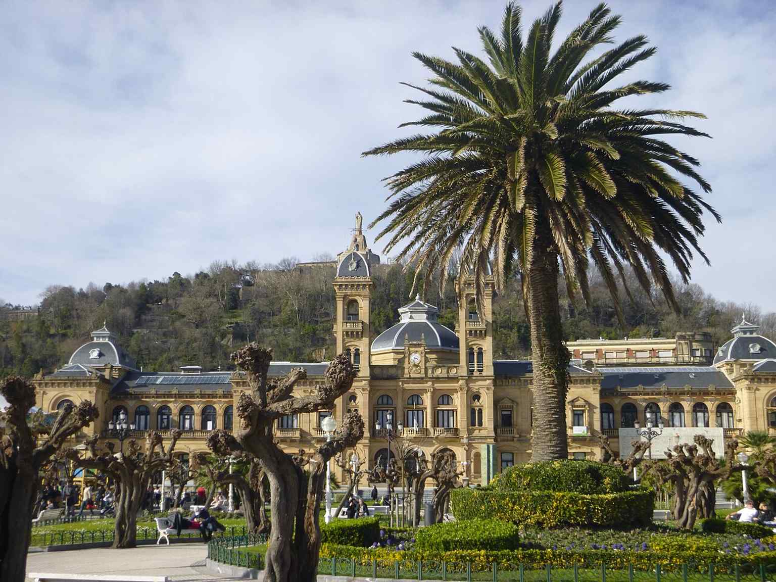 A broader view of Alderdi Eder, the landscaped setting where the former casino was built in the 1880s.