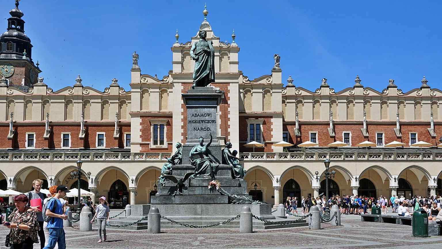 A broad 2024 view of Rygier’s monument, the design that finally won after decades of debate over how Kraków’s national poet should be represented.