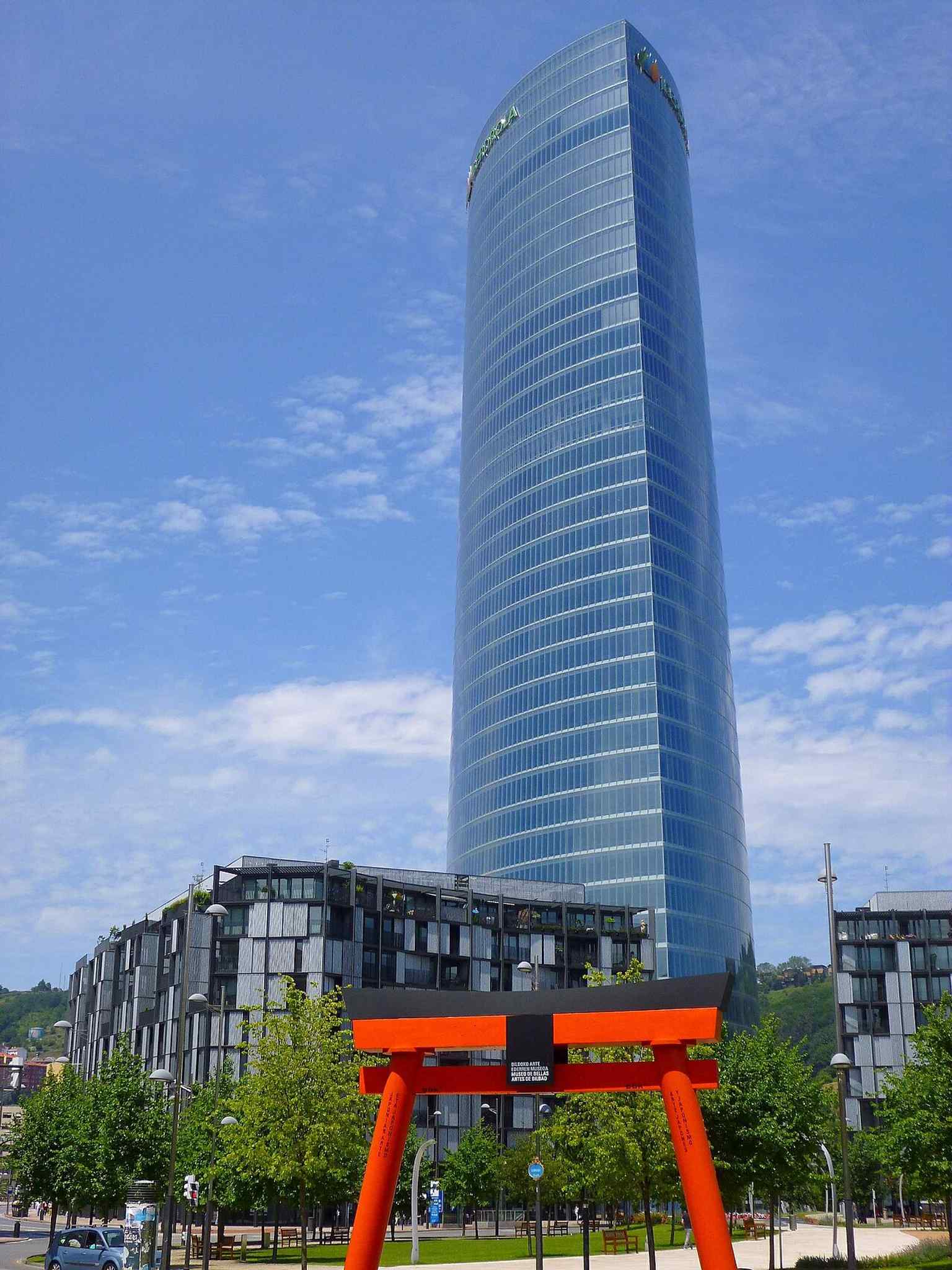A clean front view of Torre Iberdrola, the 165-metre headquarters tower that became Bilbao’s tallest building.