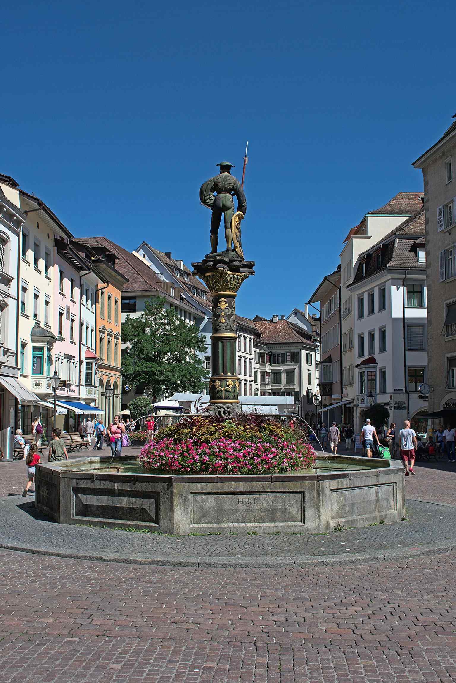 The Landsknechtbrunnen on Fronwagplatz, one of the square’s 16th-century decorative fountains mentioned in the tour text.