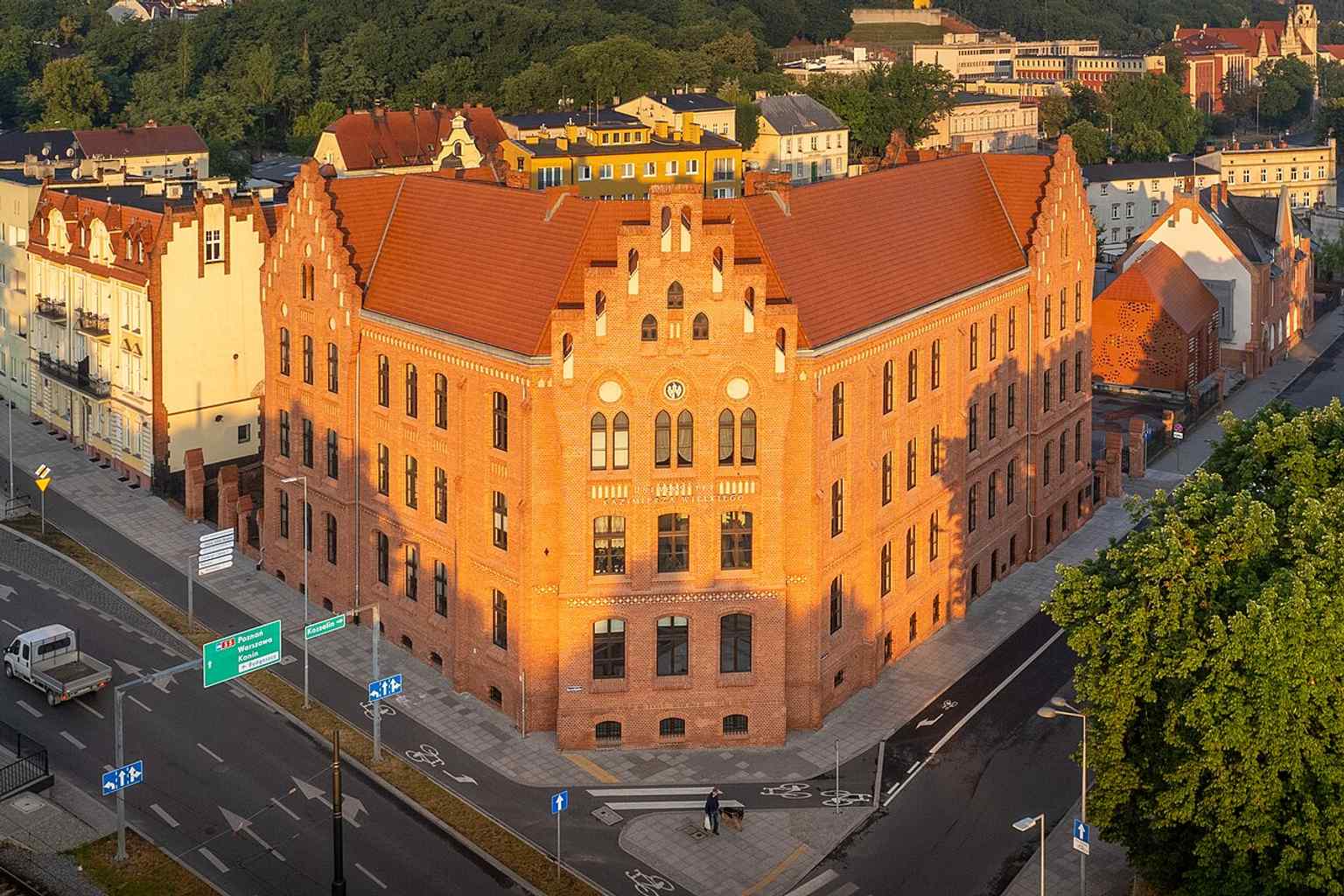 A bird’s-eye view of building no. 8 on the square, one of the historic neighbors linked to the old school and children’s shelter described in the tour.