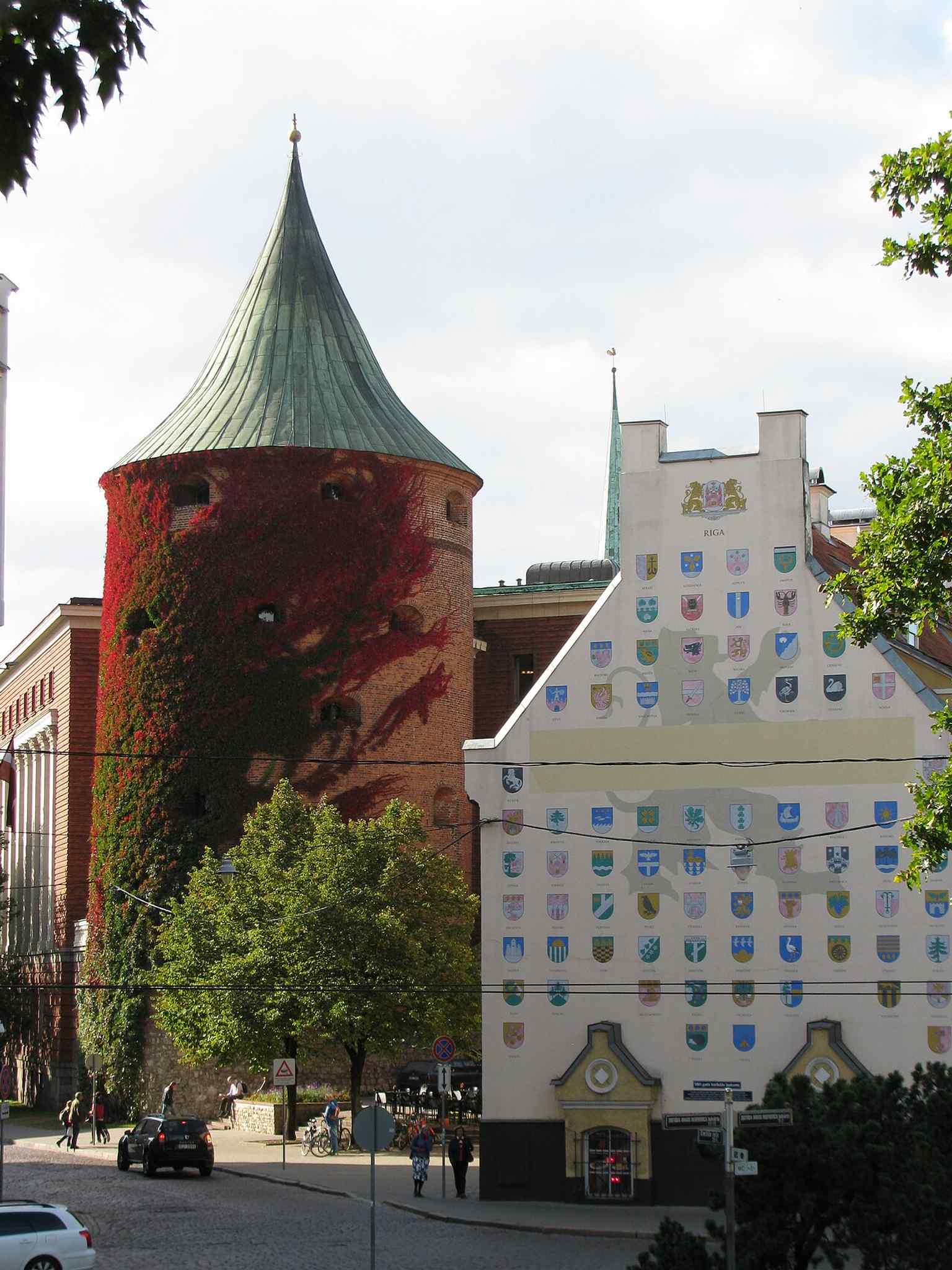 The tower beside Jēkaba Barracks, showing its place in Riga’s former city defenses near the old Sand Gate route.