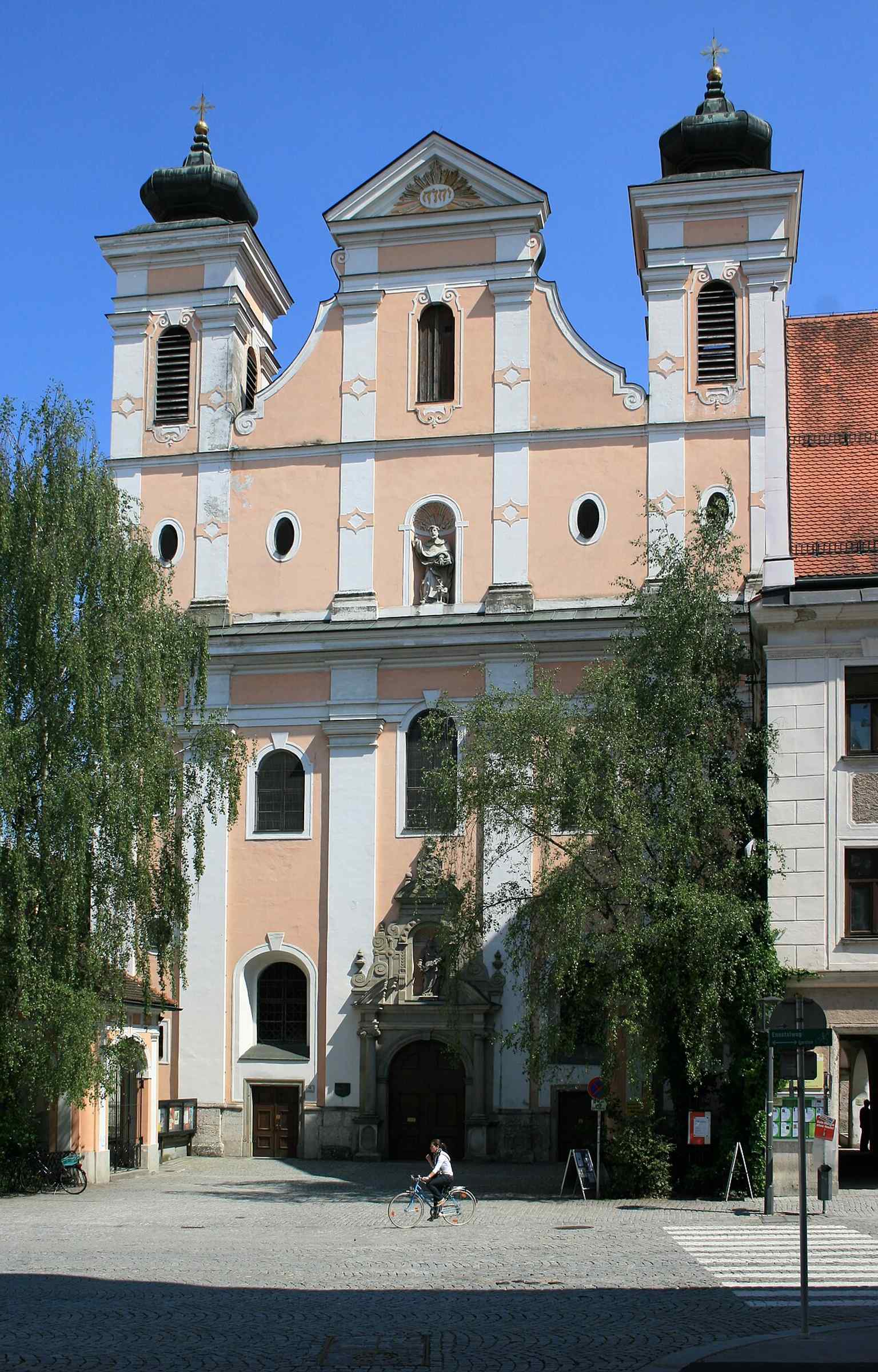 The church’s twin-tower facade on Steyr’s main square, matching the source’s description of a slightly recessed frontage facing the Stadtplatz.