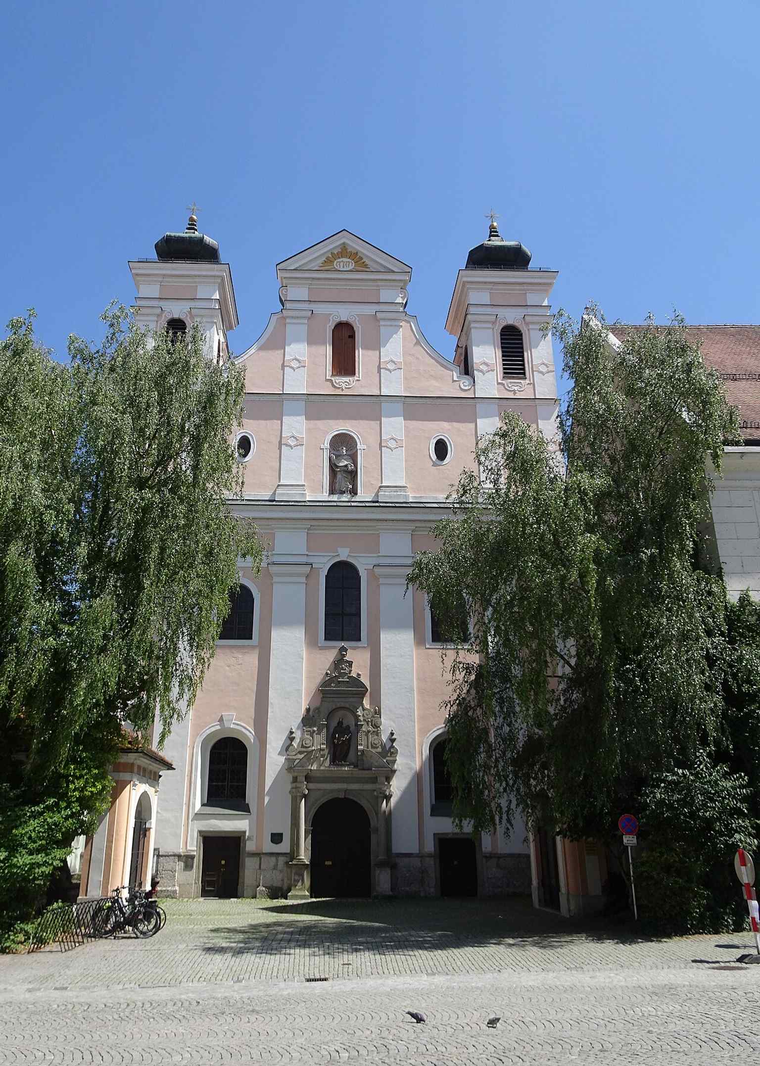 A clear full view of St. Mary’s Church in Steyr, useful for showing the landmark’s position in the historic town center.