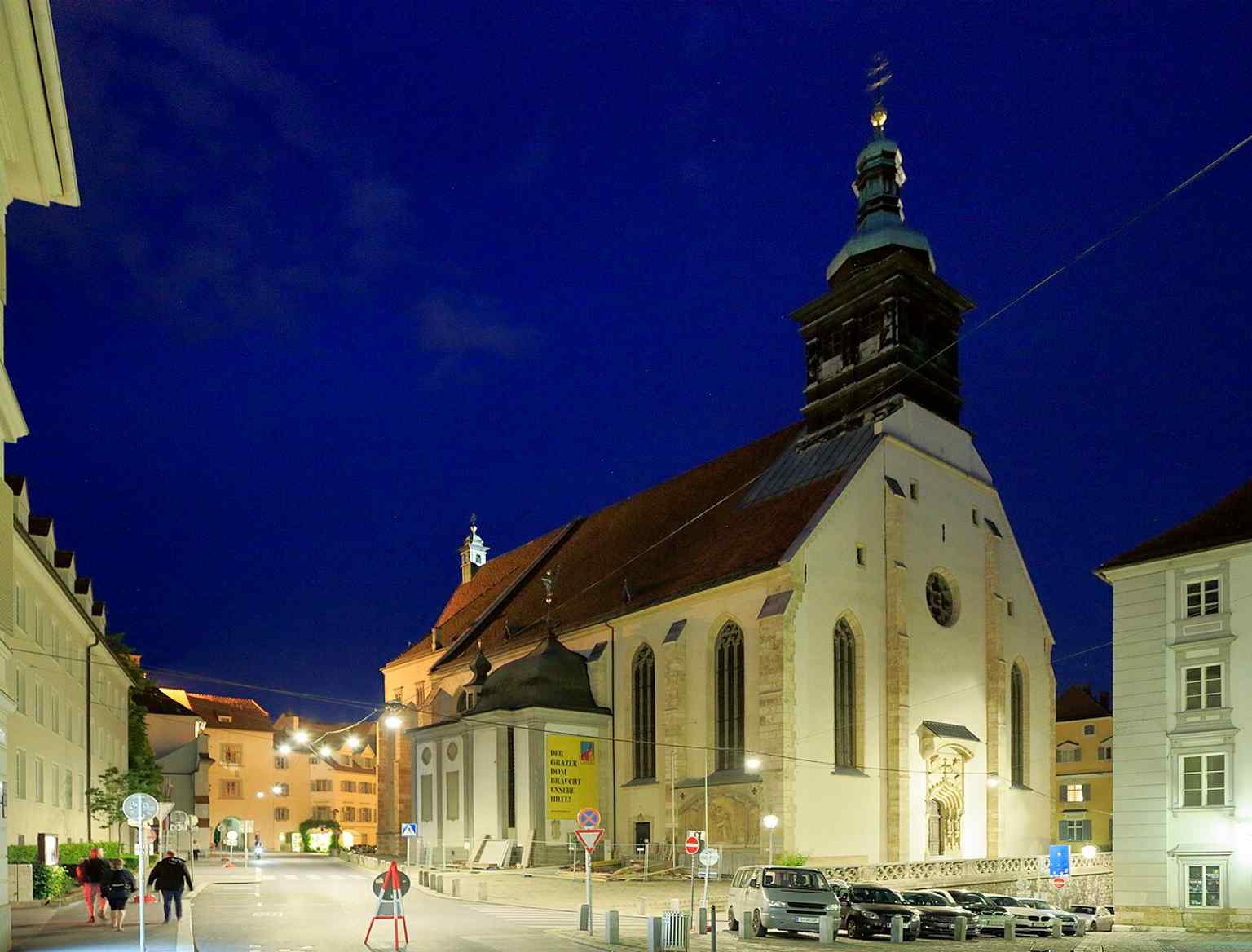 A dramatic street-level view from Hofgasse and Bürgergasse, where the cathedral rises from the historic center.