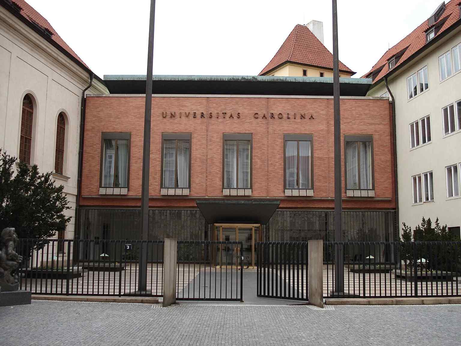 Die markante gotische Erkerkapelle, ein Merkmal des Obergeschosses des Karolinums, das vom Obstmarkt (Ovocn&yacute; trh) aus sichtbar ist und aus dem 14. Jahrhundert stammt.