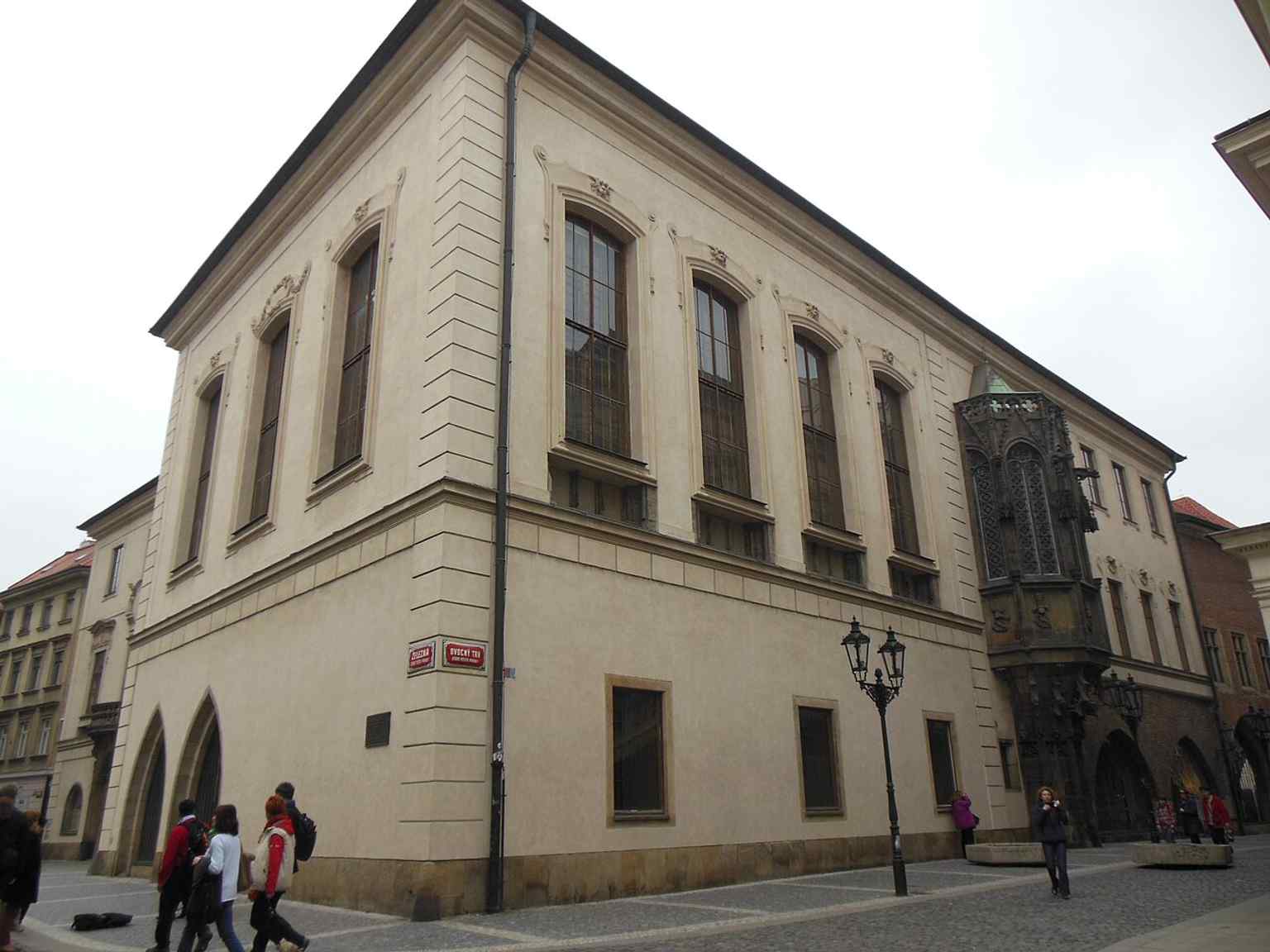 Der historische Innenhof des Karolinums, in dem Jaroslav Fragner w&auml;hrend seines 22-j&auml;hrigen Rekonstruktionsprojekts umstrittenerweise den Barockputz entfernte, um das ursprüngliche gotische Mauerwerk freizulegen.