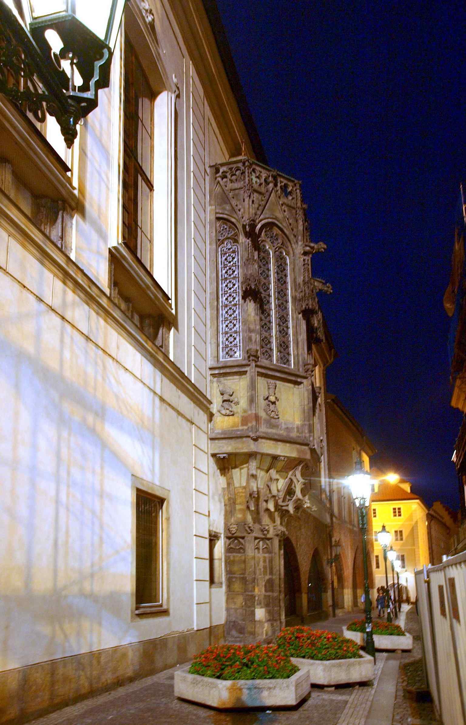 Die Hauptfassade des Karolinums, weitgehend gepr&auml;gt durch die bedeutende barocke Umgestaltung von Franti&scaron;ek Maxmili&aacute;n Ka&ntilde;ka zwischen 1716 und 1718, zeigt seine historische Pracht.