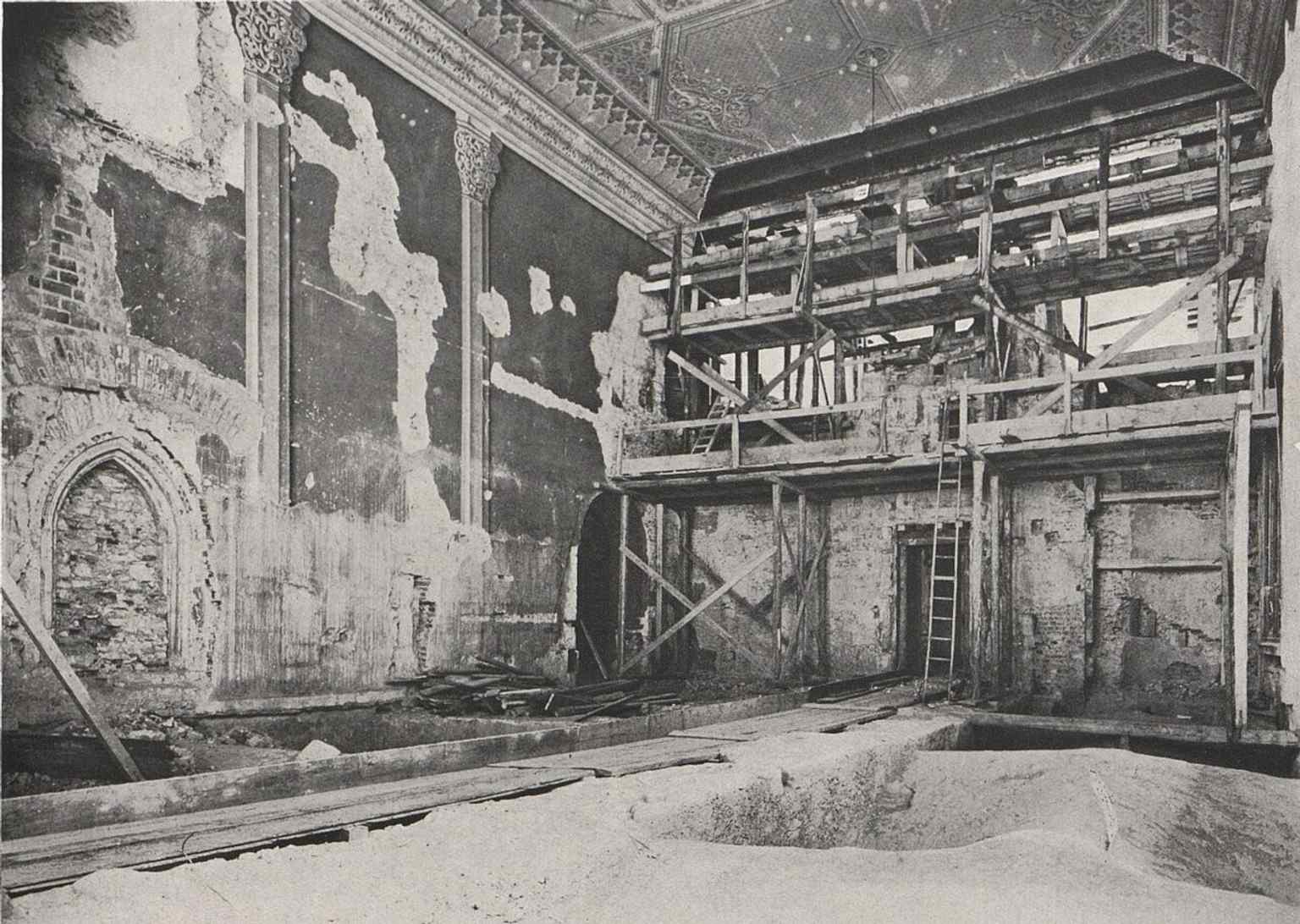 Ein historisches Au&szlig;enfoto des Karolinums aus dem Jahr 1928, das einen Einblick in sein Erscheinungsbild gibt, als es w&auml;hrend der Ersten Republik die Deutsche Universit&auml;t in Prag beherbergte.