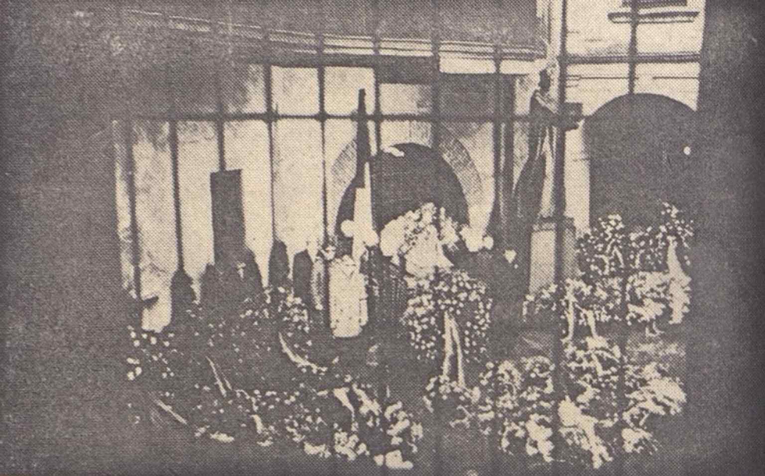 Ein Blick aus einem Fenster im dritten Stock im Inneren des Karolinums, der eine authentische Perspektive auf die interne Aufteilung des historischen Geb&auml;udes und die umliegende Prager Altstadt bietet.