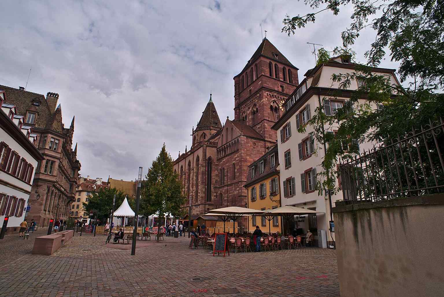 A clear street-level view of Saint Thomas Church, the historic Protestant landmark near Place Saint-Thomas in Strasbourg.