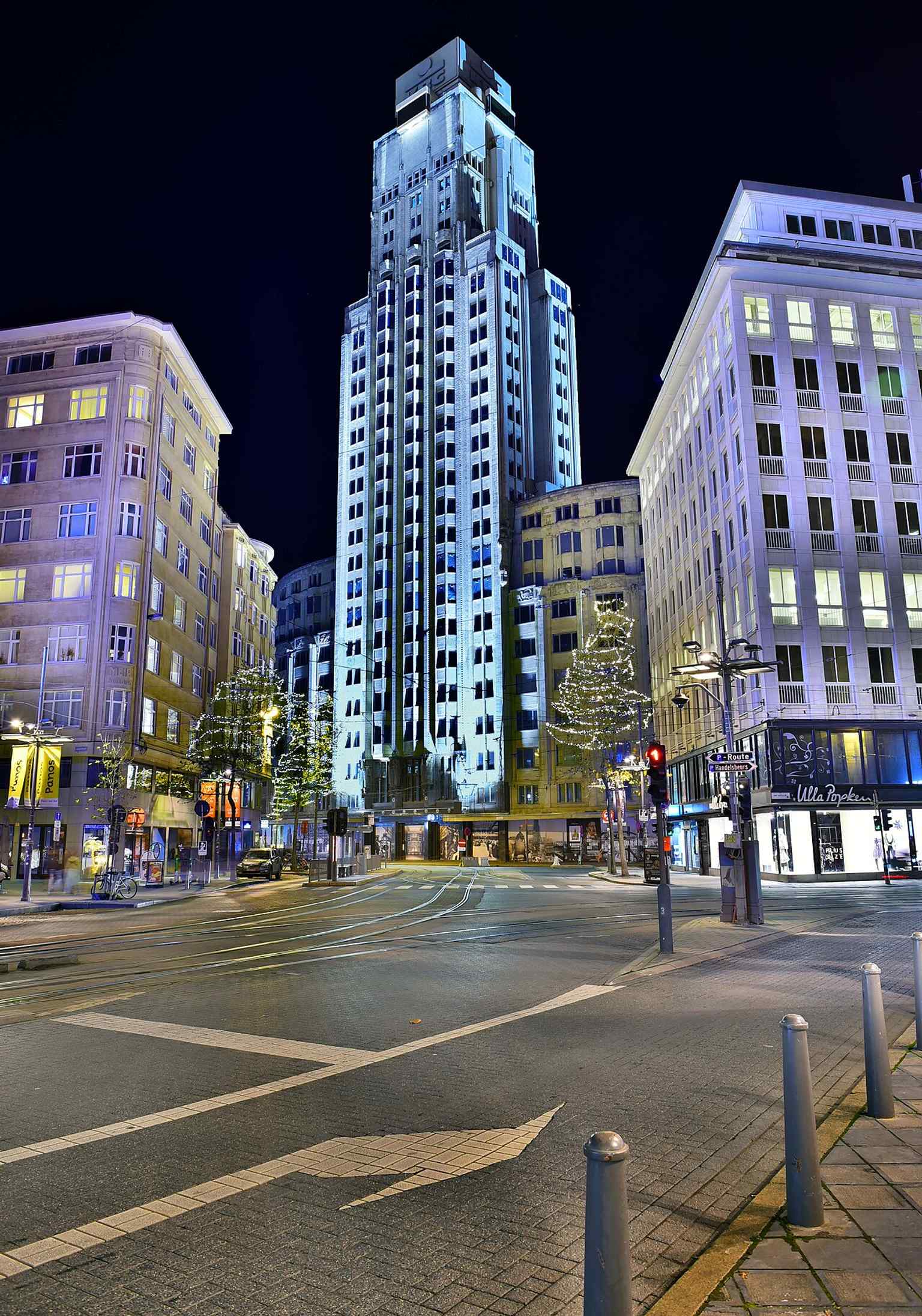Boerentoren at night, showing the tower’s modern city presence more than 90 years after it was completed.