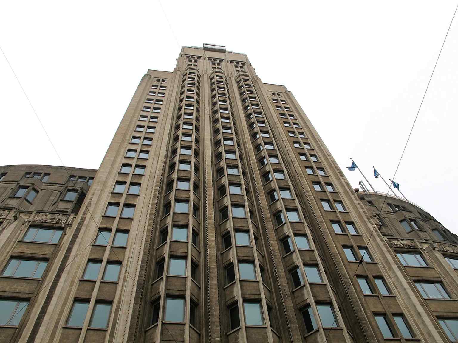 A base-level perspective that makes the Boerentoren feel imposing, echoing its fame as Europe’s first skyscraper.