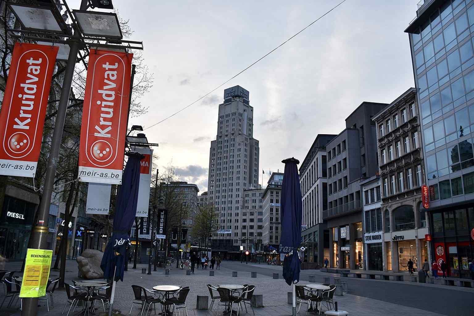 Seen from the Meir in 2016, the tower still anchors the end of Antwerp’s main shopping street, just as planners intended.