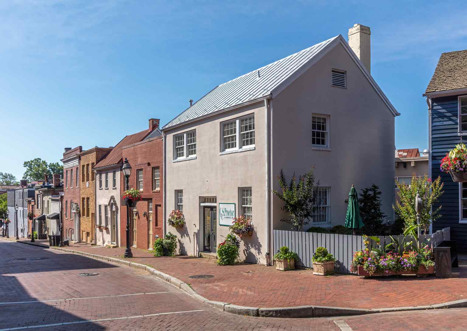 From State Circle, streets radiate outwards like the spokes of a wheel, a grand Baroque vision intended to impress the power of the Crown and Church.