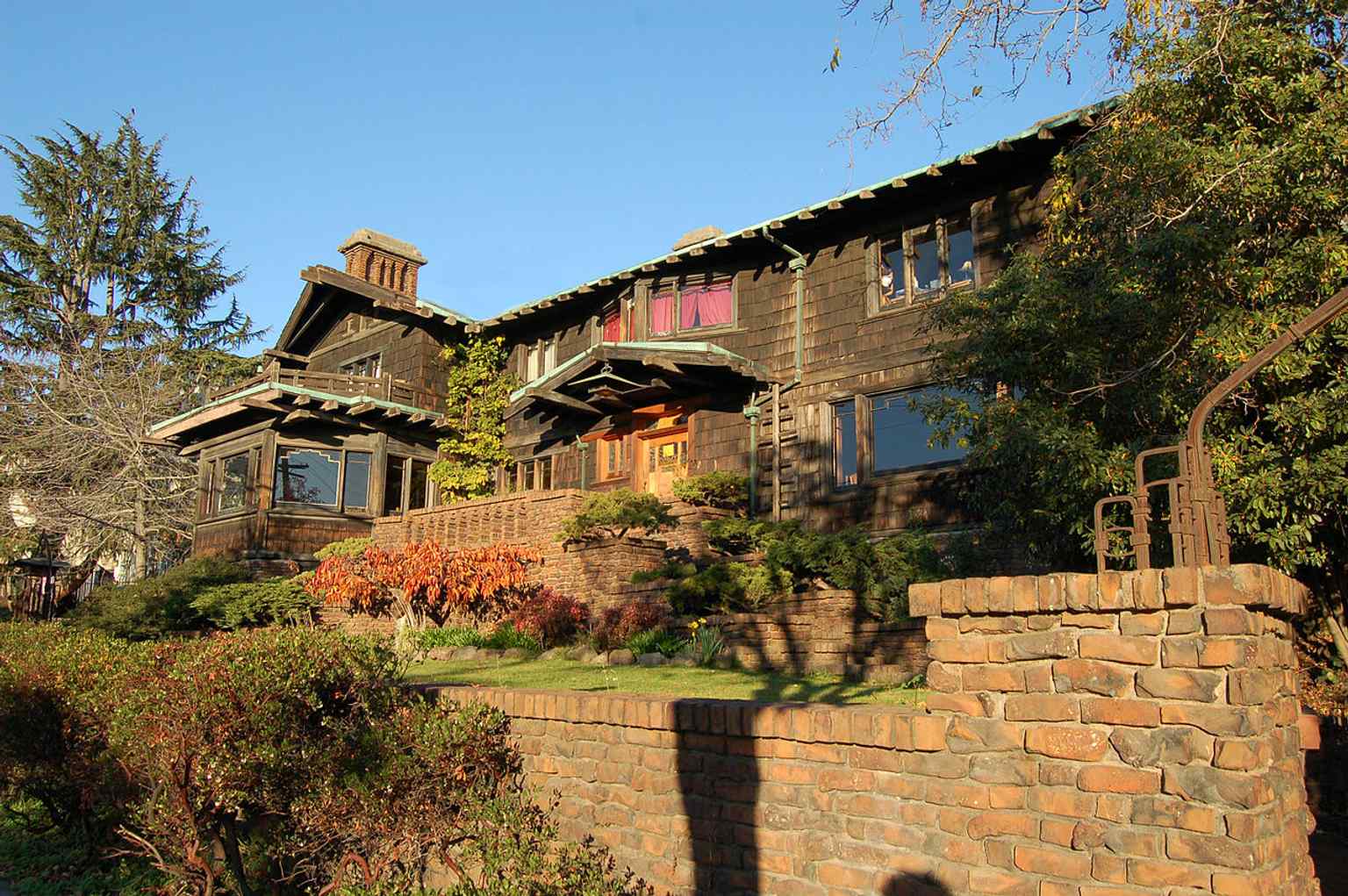Full view of the Greene & Greene Thorsen House, a 1909 Craftsman landmark that later became home to Berkeley’s Sigma Phi chapter.