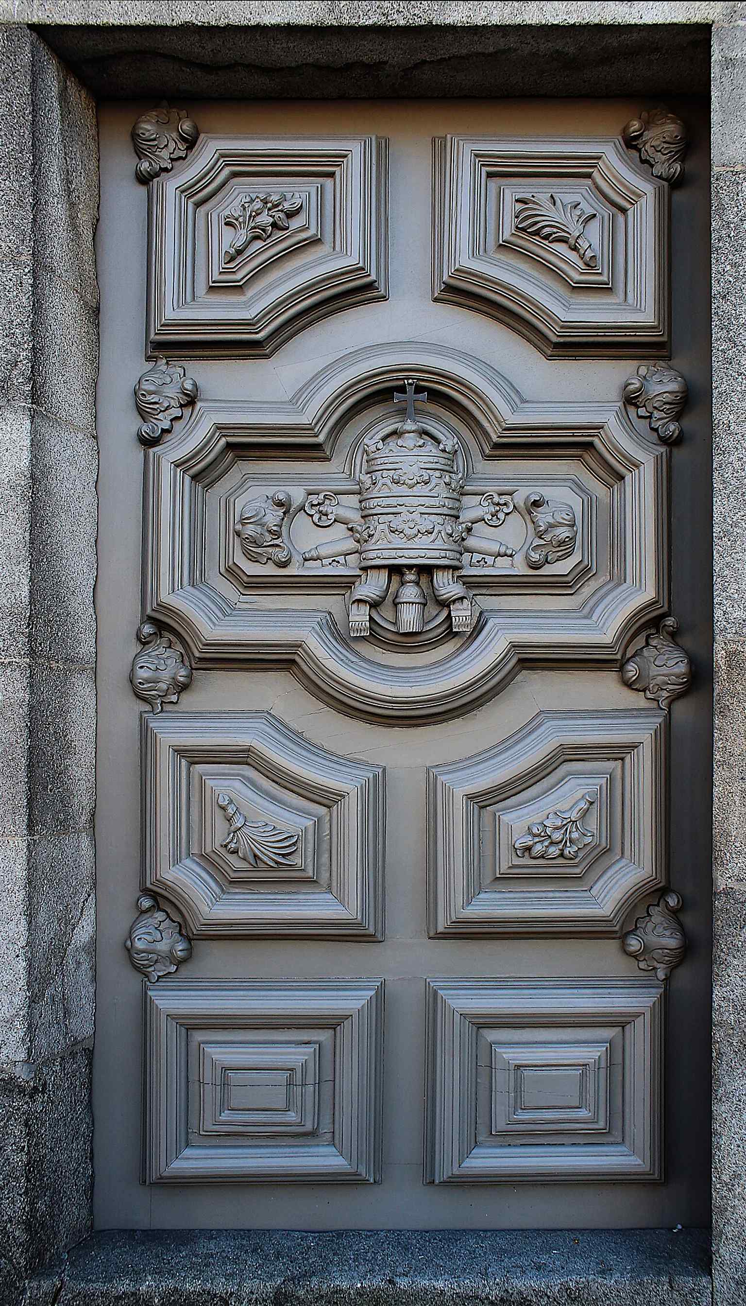The lateral doorway seen in isolation, useful for showing how the church’s exterior is full of smaller architectural surprises beyond the main façade.