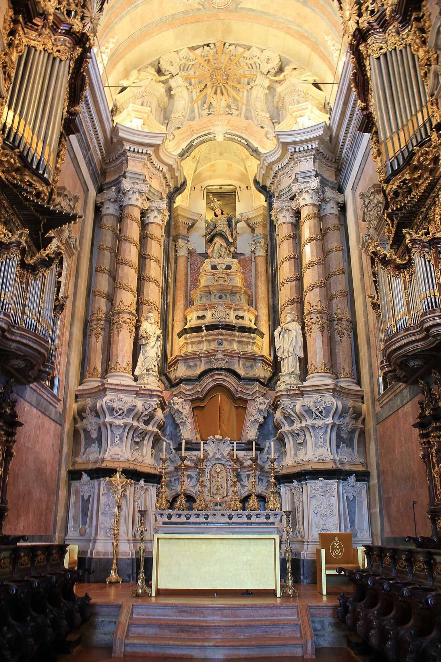 Another interior view focused on the church’s decorative richness, useful for the altars and liturgical furnishings mentioned in the story.
