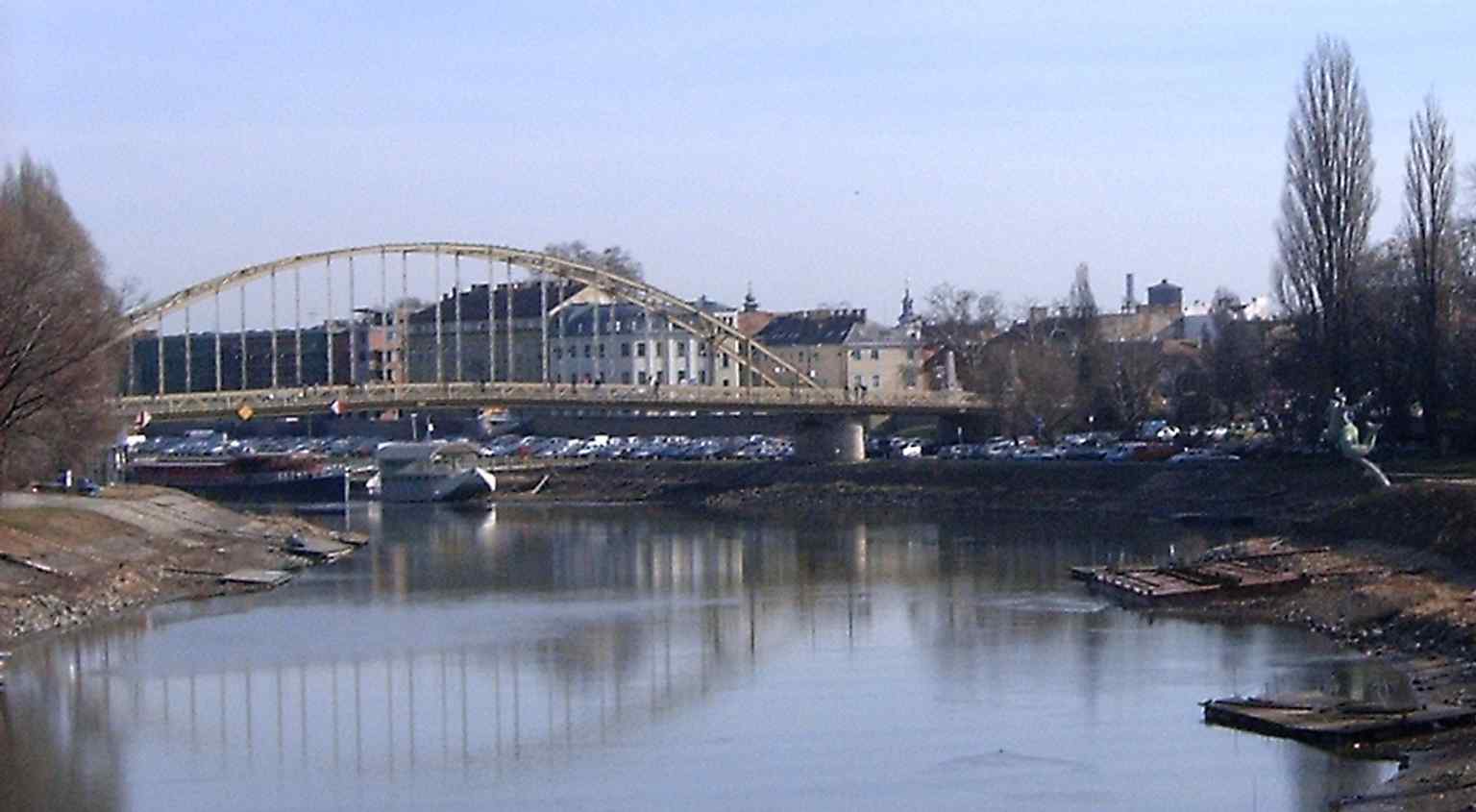 A clear daytime view of Kossuth Bridge, the 126-meter crossing that links Győr’s downtown with Révfalu across the Mosoni-Duna.