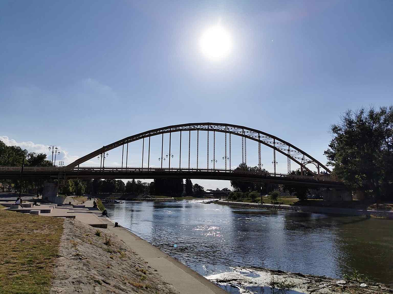 One of the bridge’s many contemporary views, useful for showing the steel span and the river setting around it.