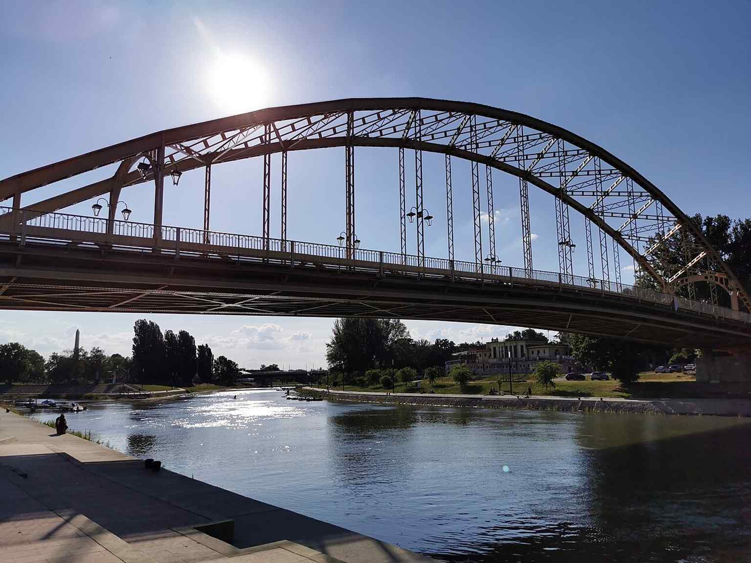 A different angle on Kossuth Bridge, giving variety while still focusing on the landmark itself and its long river crossing.