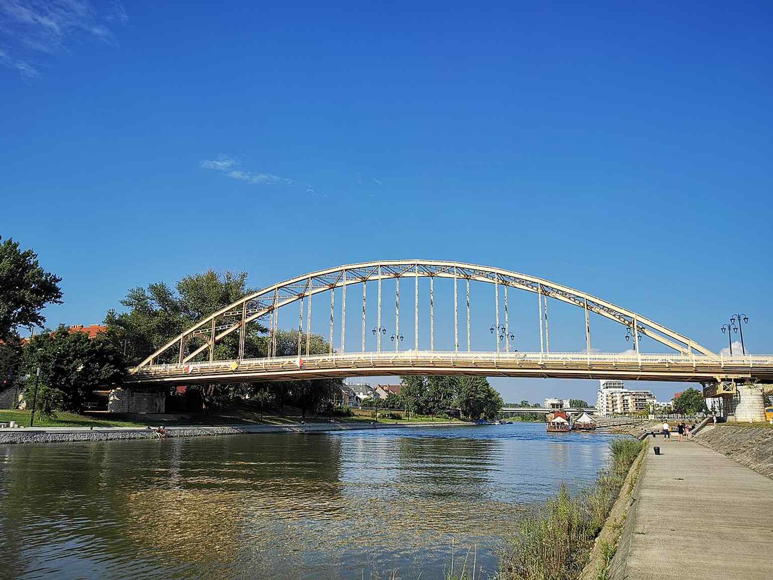 A closer modern view that helps convey the bridge as an everyday city gateway between downtown and Révfalu.