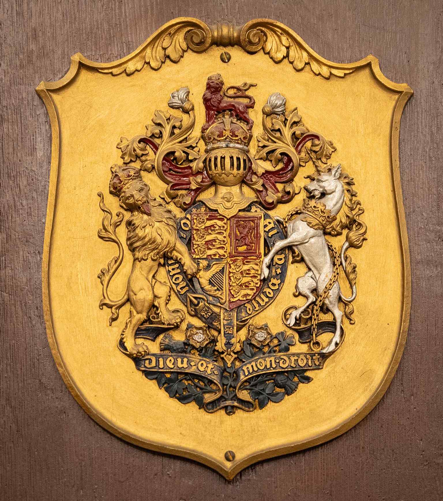 ‘Dieu et mon droit’ makes the cathedral’s royal symbolism visible, echoing its close ties to the Crown and imperial hierarchy.