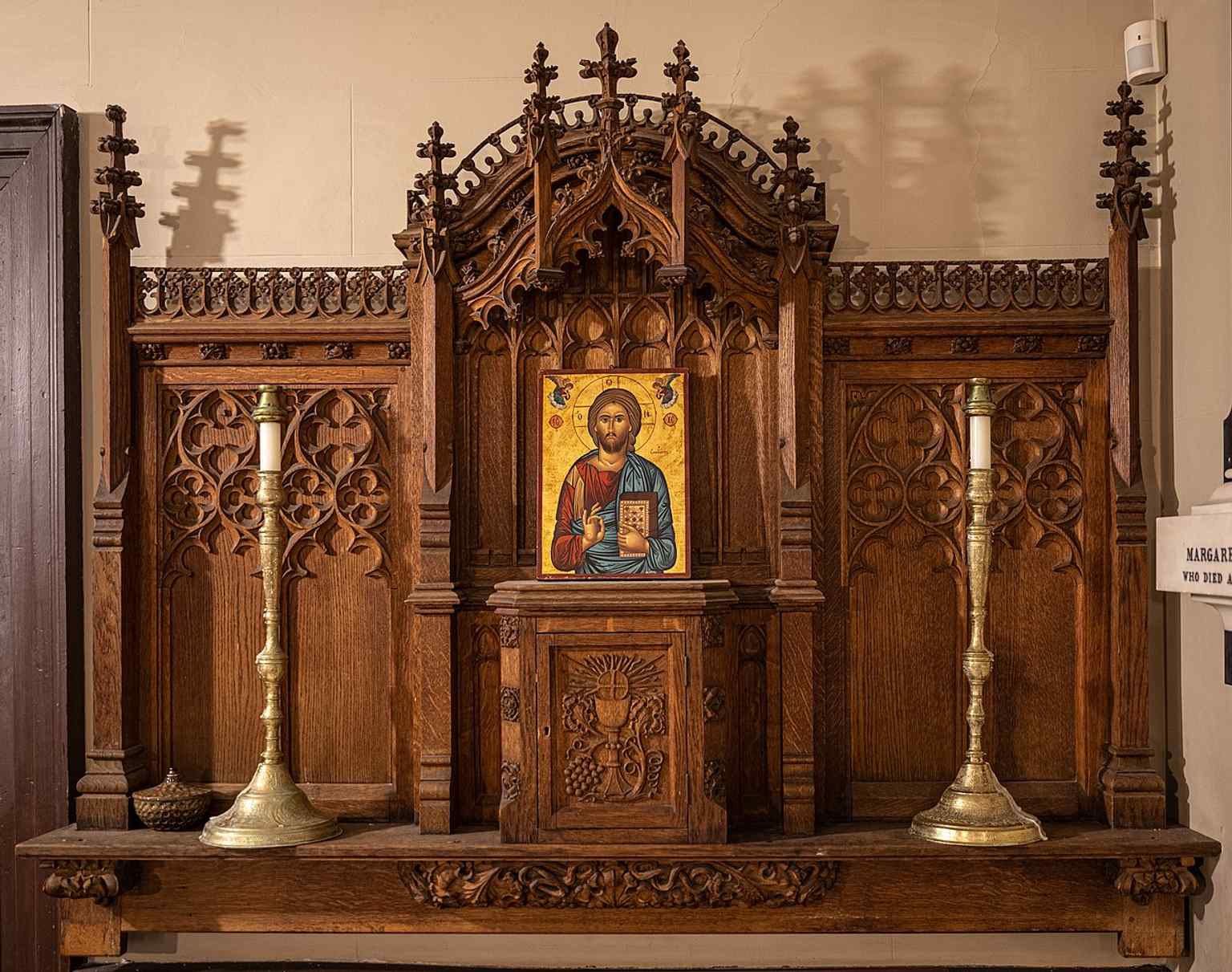 The altar area shows the cathedral’s formal liturgical setting, shaped by its royal foundation and Anglican ceremony.