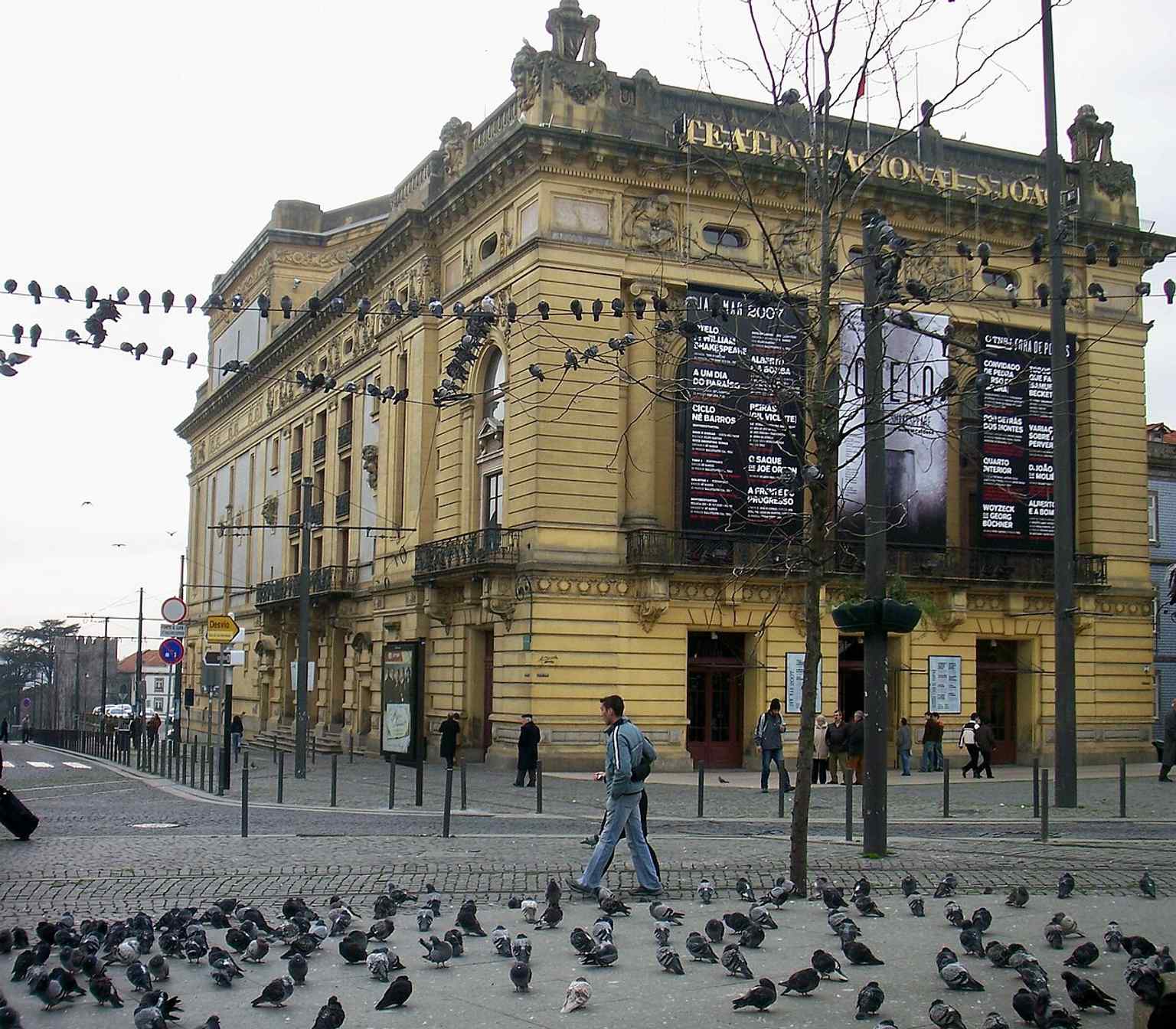 Front view of Porto’s São João National Theatre, the rebuilt 20th-century facade that replaced the 1908 fire-damaged house.