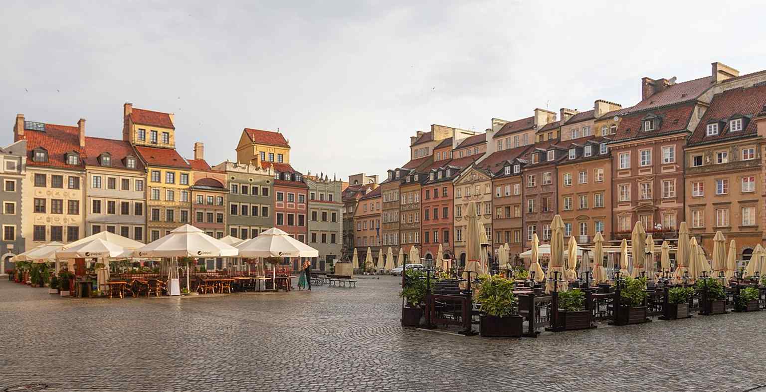 A broad 2018 view of the Old Town Market Square, showing the rebuilt historic frontage and the open central space that has hosted markets, celebrations, and political events for centuries.