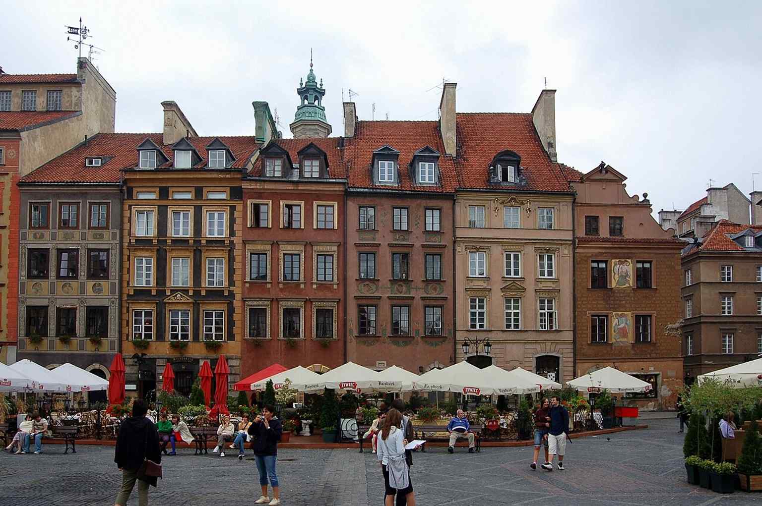 A 2006 view of the Zakrzewski side, facing toward the Royal Castle and Cathedral — the southern edge of the square tied to the old city’s ceremonial axis.