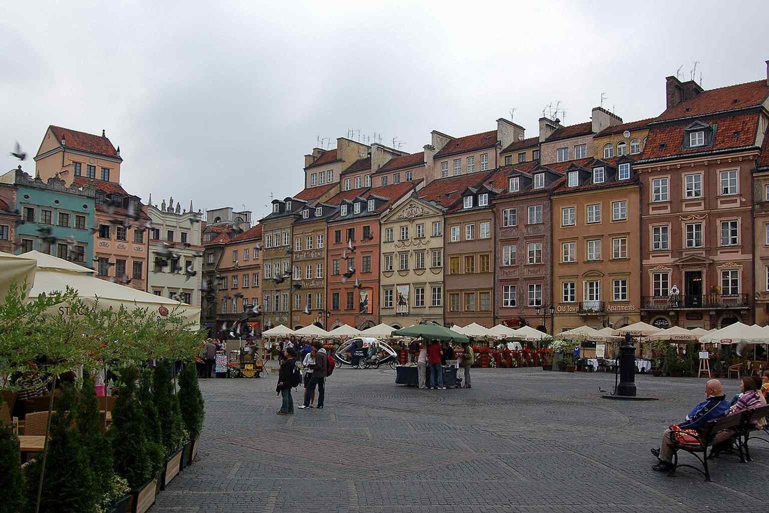 The Barss side in 2006, one of the square’s four named façades that survived as part of the postwar historical reconstruction.