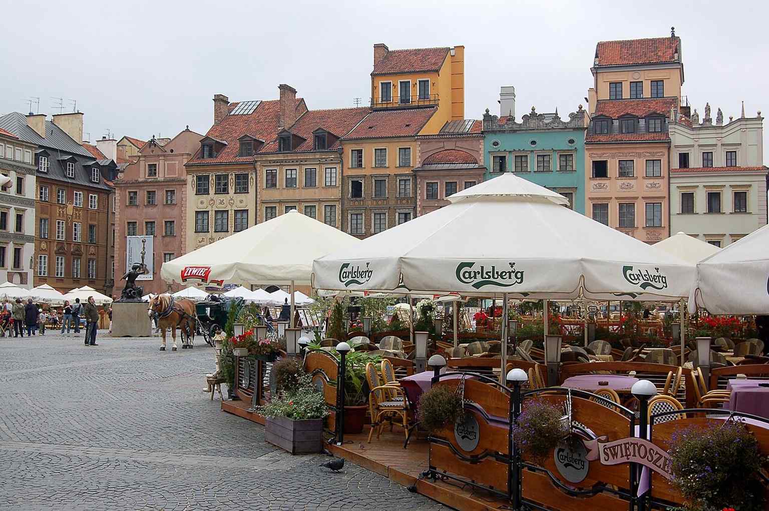 Another angle on the Dekert side, the northern frontage associated with Jan Dekert and the civic history of Warsaw’s burgher rights.