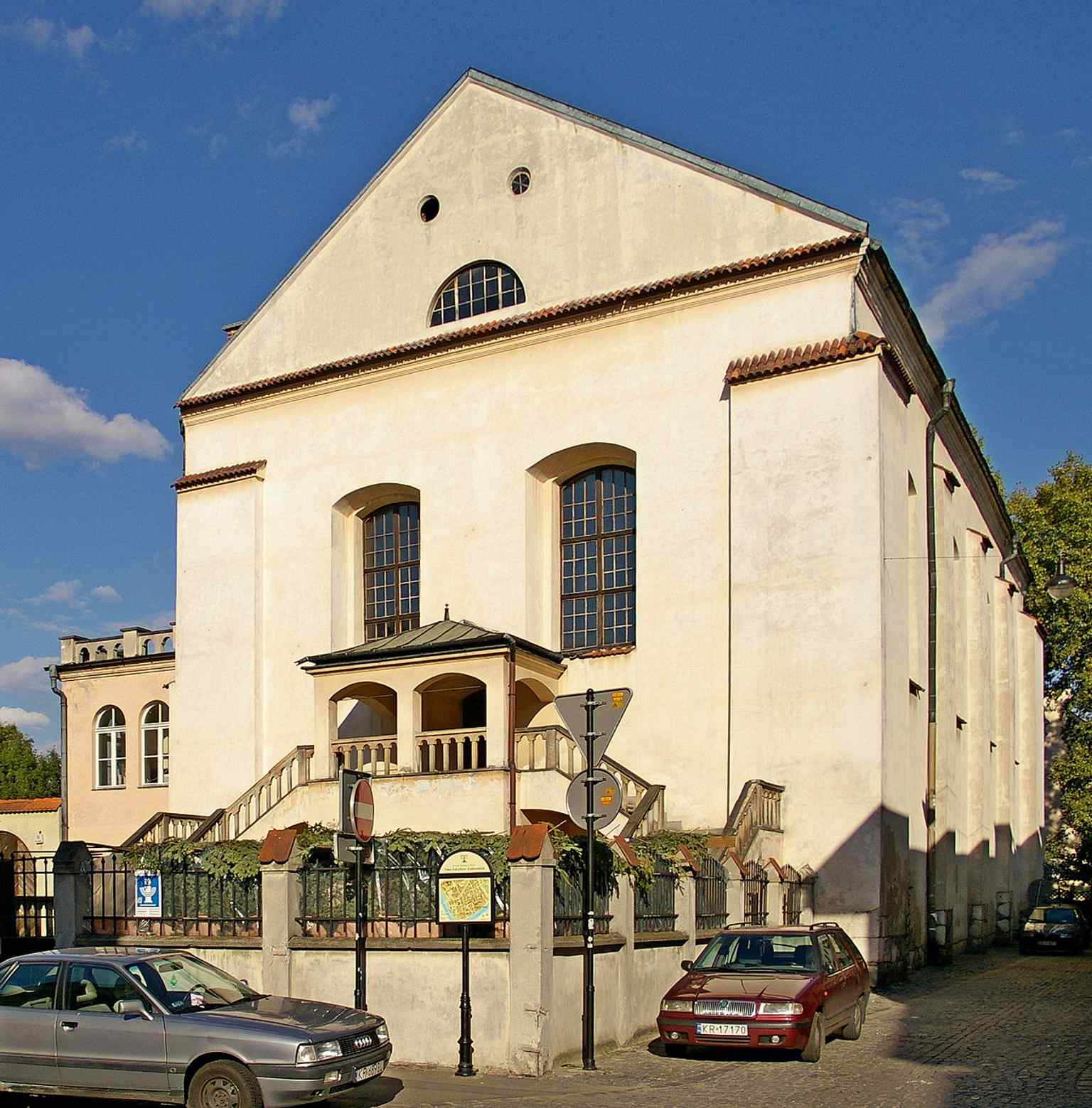 A 2007 documentary-style photo of the synagogue exterior, capturing the building during its modern life as both heritage site and active synagogue.