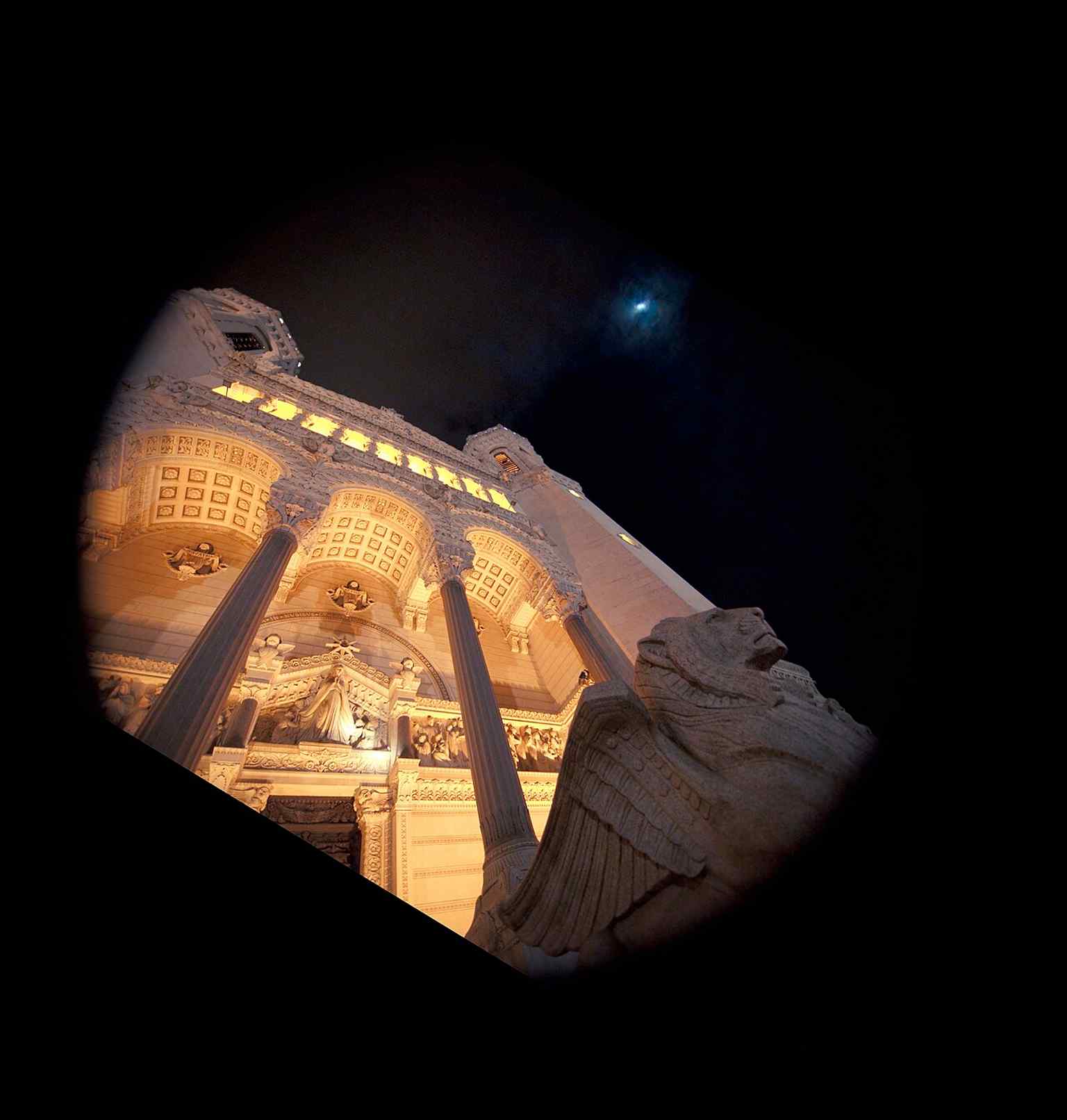The Porte des Lions is one of Bossan’s most symbolic entrance designs, part of the carefully staged pilgrimage route through the monument.