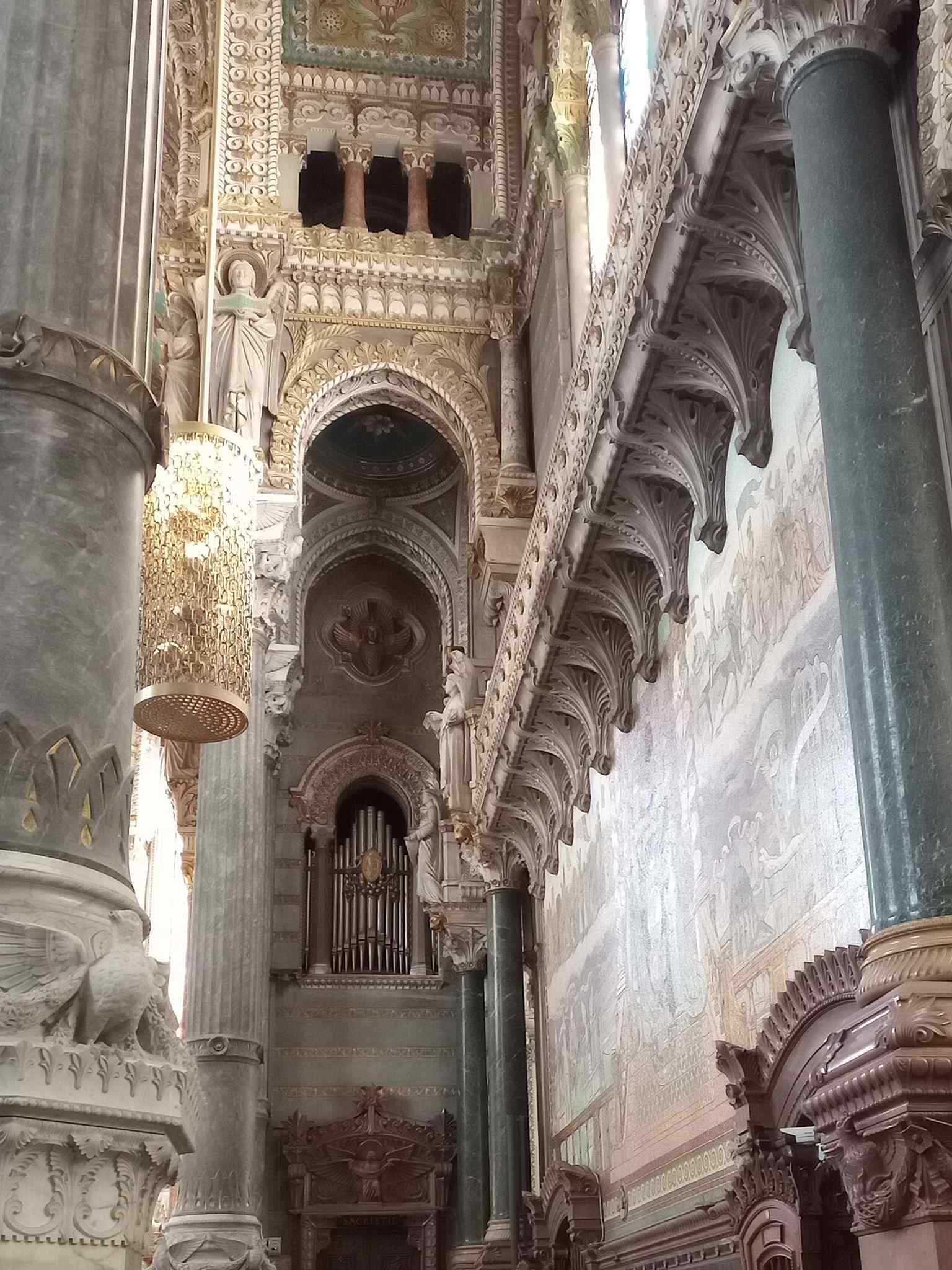 The organ side of the upper church reveals Fourvière’s richly decorated interior, where the monumental liturgy and music tradition still continue.